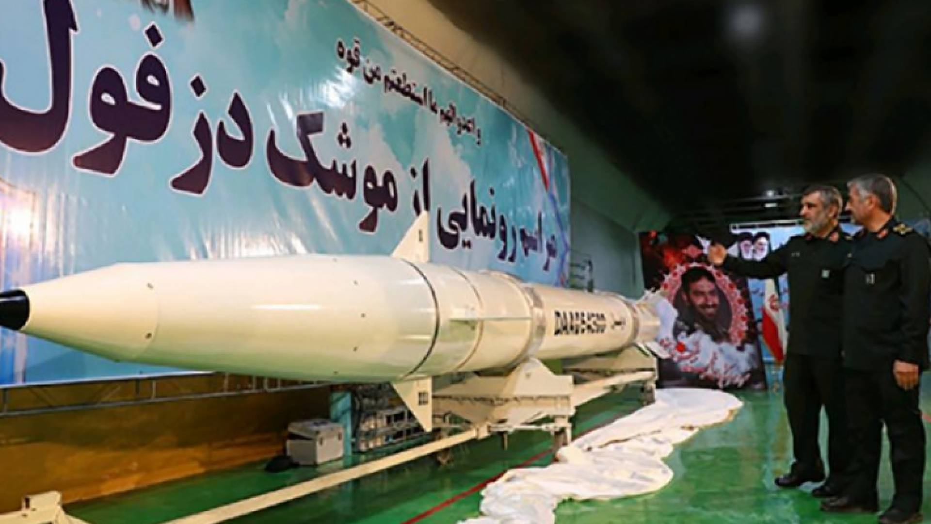 إيران تكشف عن صاروخ جديد يبلغ مداه الف كلم