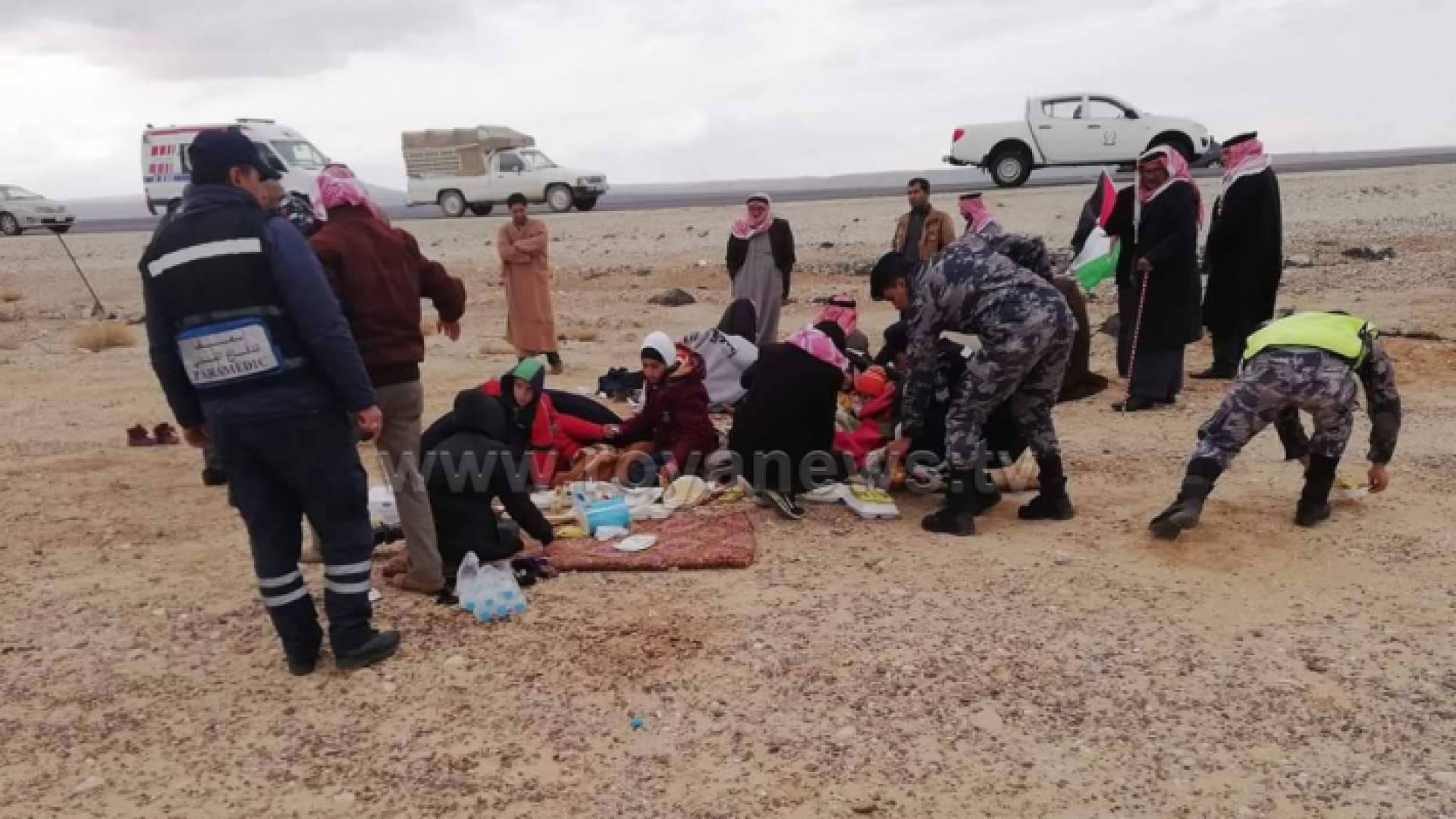 كوادر الدفاع المدني تقدم المساعدات للعائلة