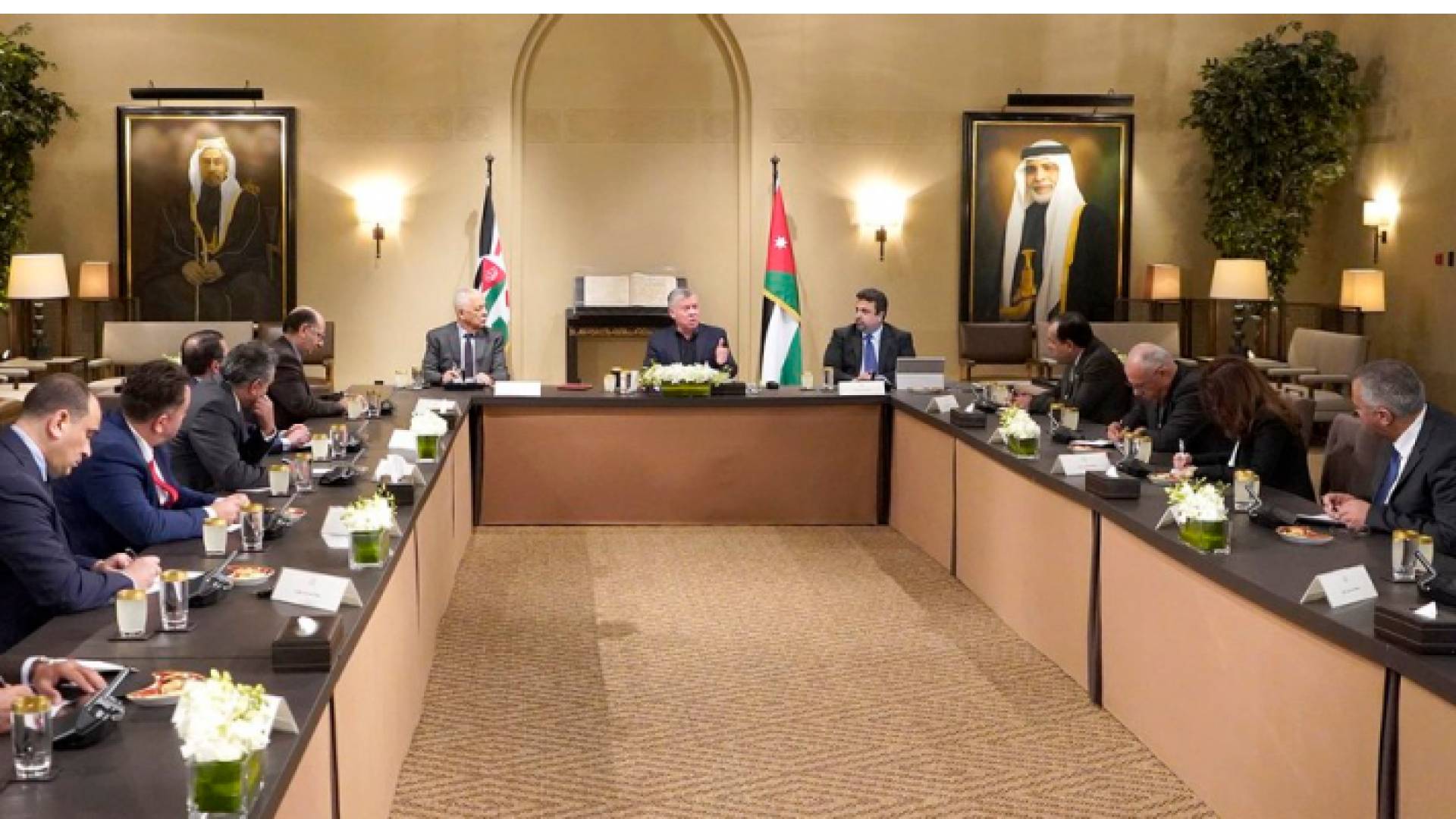جلالة الملك عبدالله الثاني يلتقي مع إعلاميين ومحللين حيث جرى بحث عدد من القضايا المرتبطة بالشأنين المحلي والإقليمي