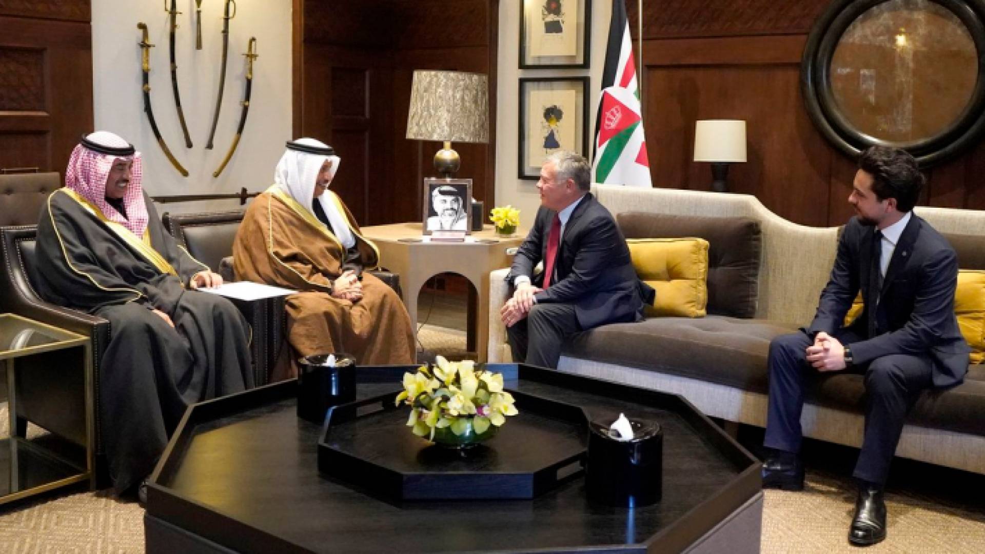 جلالة الملك عبدالله الثاني يعقد، بحضور سمو الأمير الحسين بن عبدالله الثاني، ولي العهد، مباحثات ثنائية مع رئيس مجلس الوزراء في دولة #الكويت سمو الشيخ ج