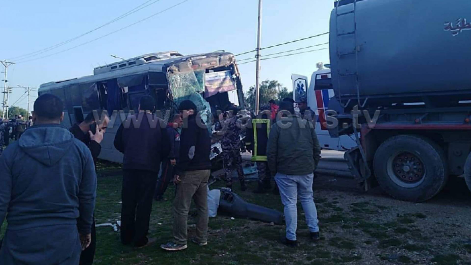 حادث تصادم بين حافلة ركاب وصهريج محروقات في اربد