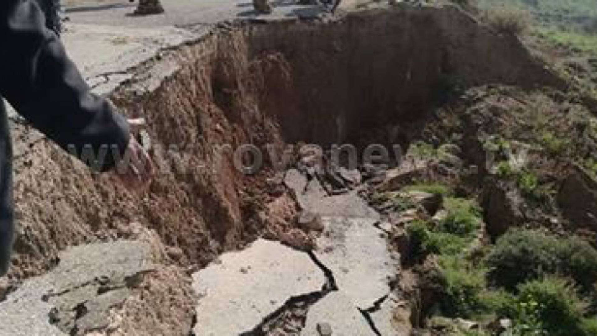 انهيار جزئي للطريق الواصل بين "خشيبه وفروان" في جرش