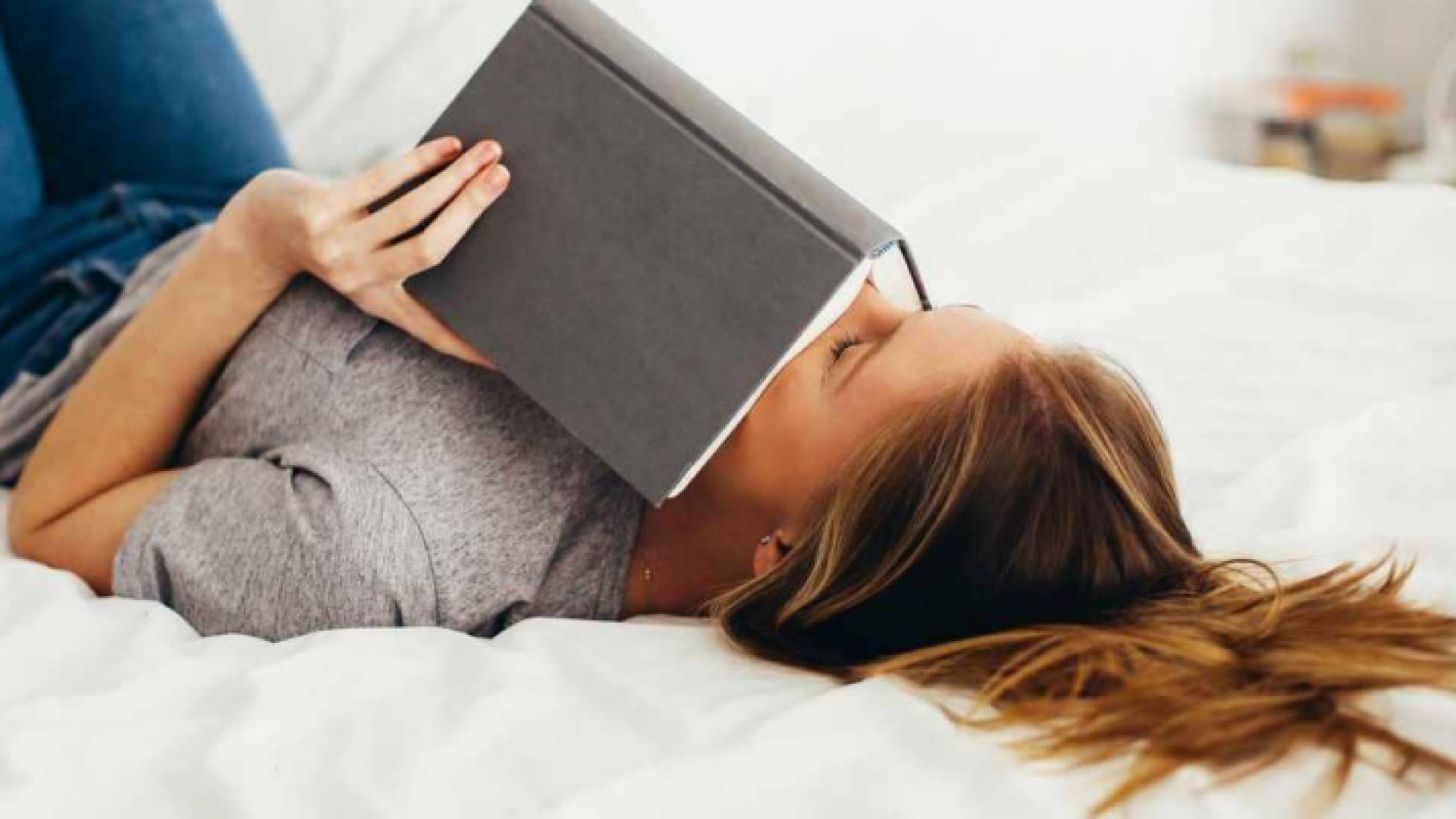 لا فرق بين الدراسة على المكتب أو على السرير