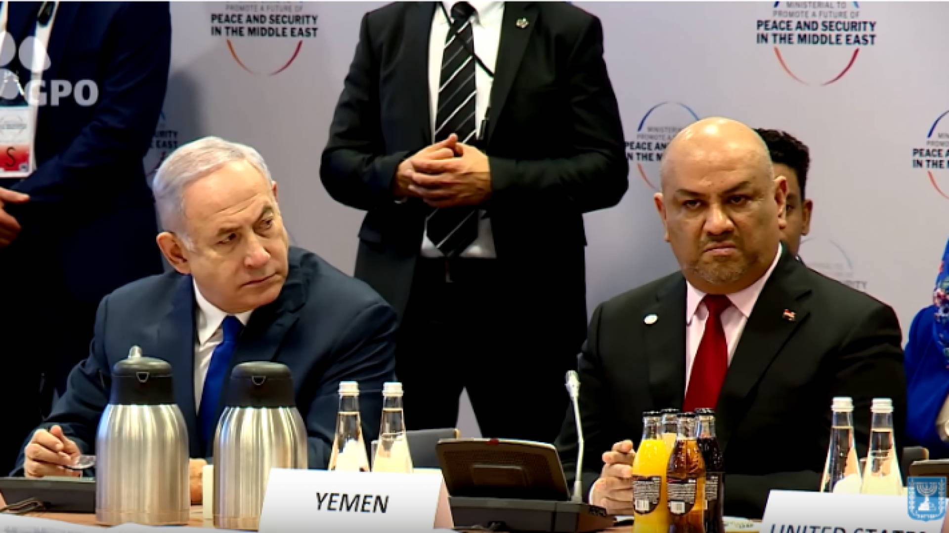 اليماني جالسا بجانب نتنياهو خلال إحدى جلسات المؤتمر