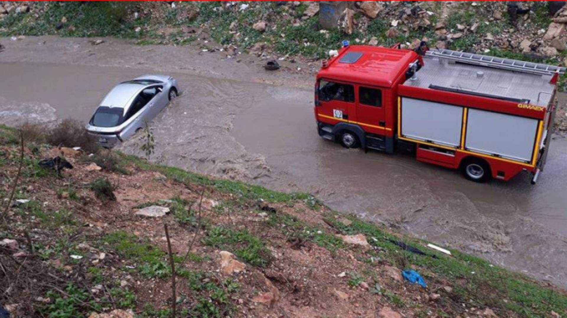 انقاذ احد المركبات في وادي الغفر باربد