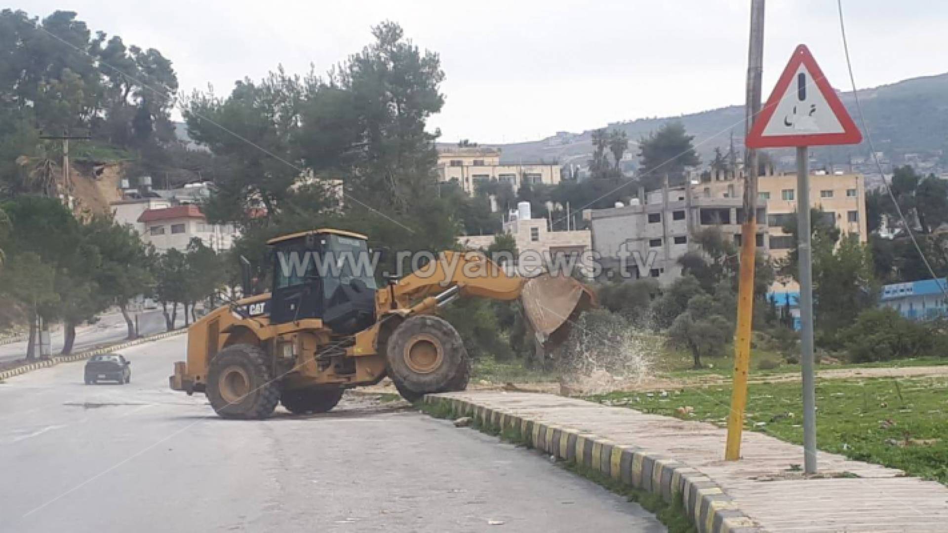 الجهات المعنية تزيل مخلفات الاحتجاجات في عجلون