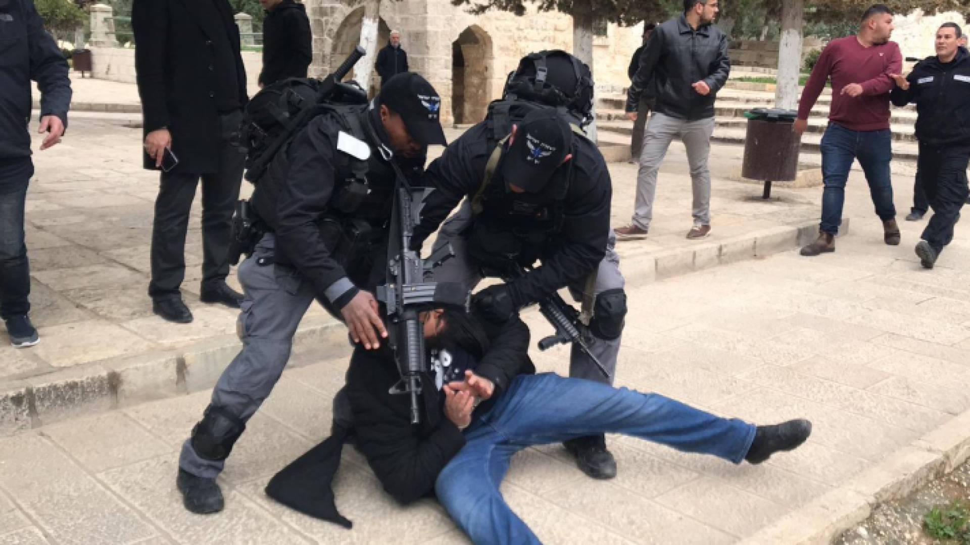 مواجهات بالمسجد الأقصى بين الفلسطينيين وقوات الاحتلال عقب اغلاق باب الرحمة
