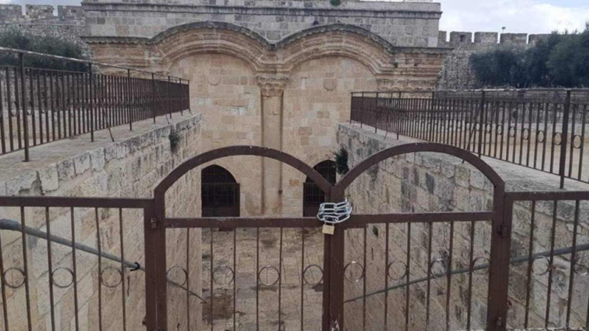 السلاسل والأقفال على الباب الواقع على رأس الدرج الـمؤدي