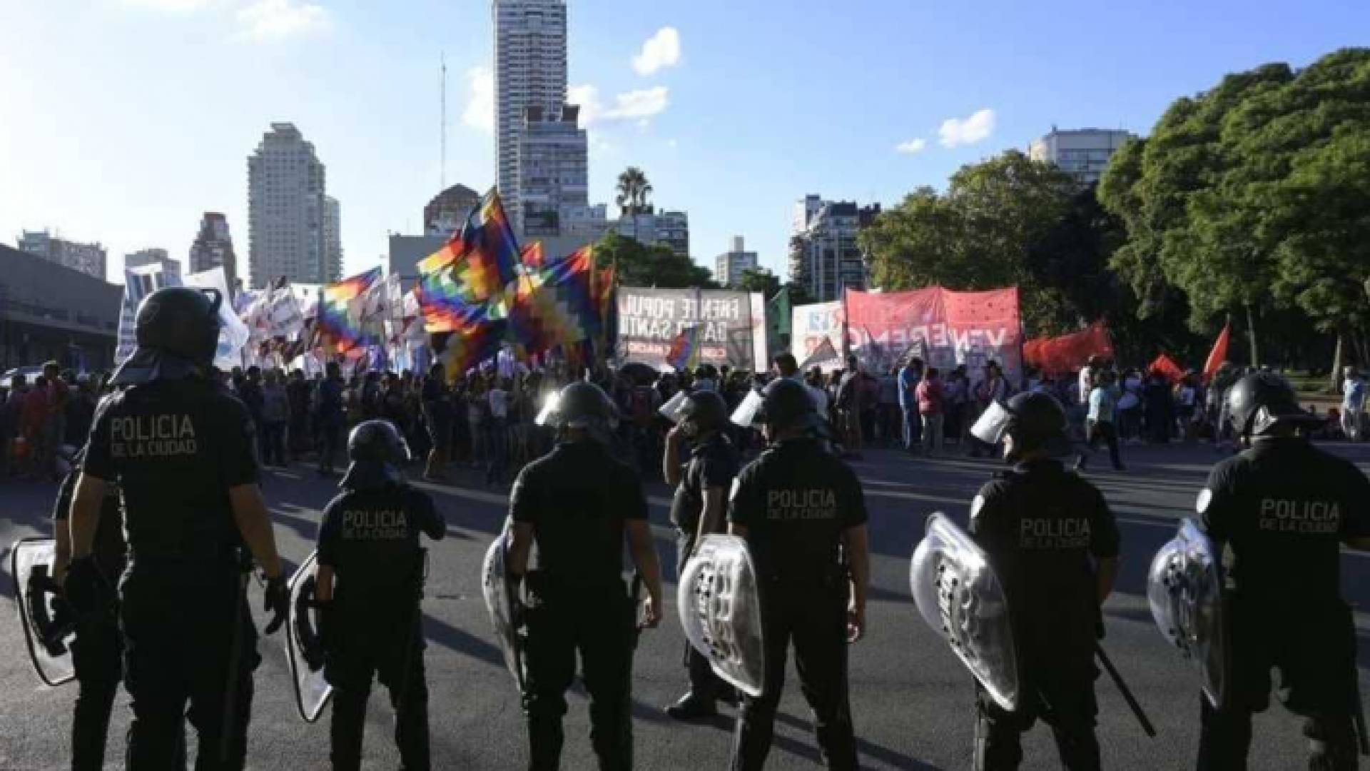 اضطرابات في فنزويلا بعد رفض مادورو التنحي