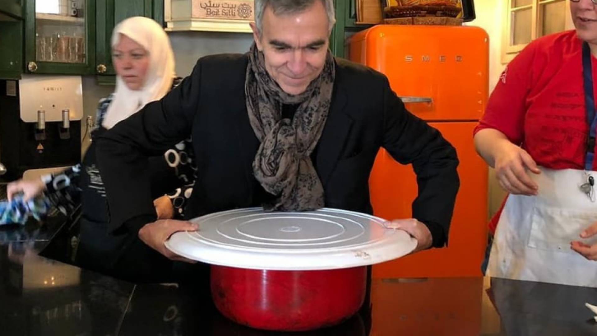 أحد طاقم السفارة وبيدة "طنجرة" المقلوبة قبل قلبها