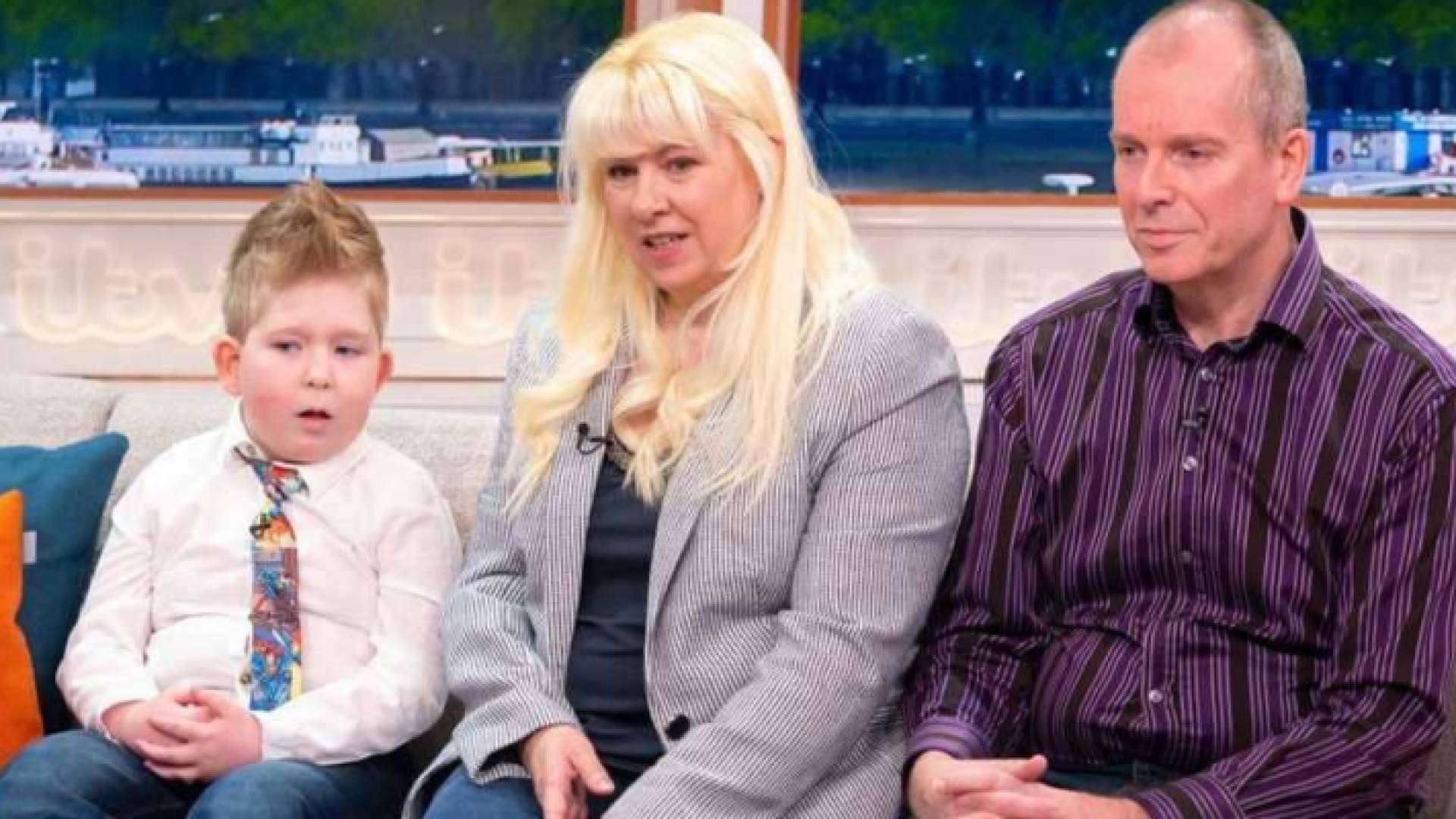 الطفل نوح مع والديه الآن أصبح عمره 6 سنوات