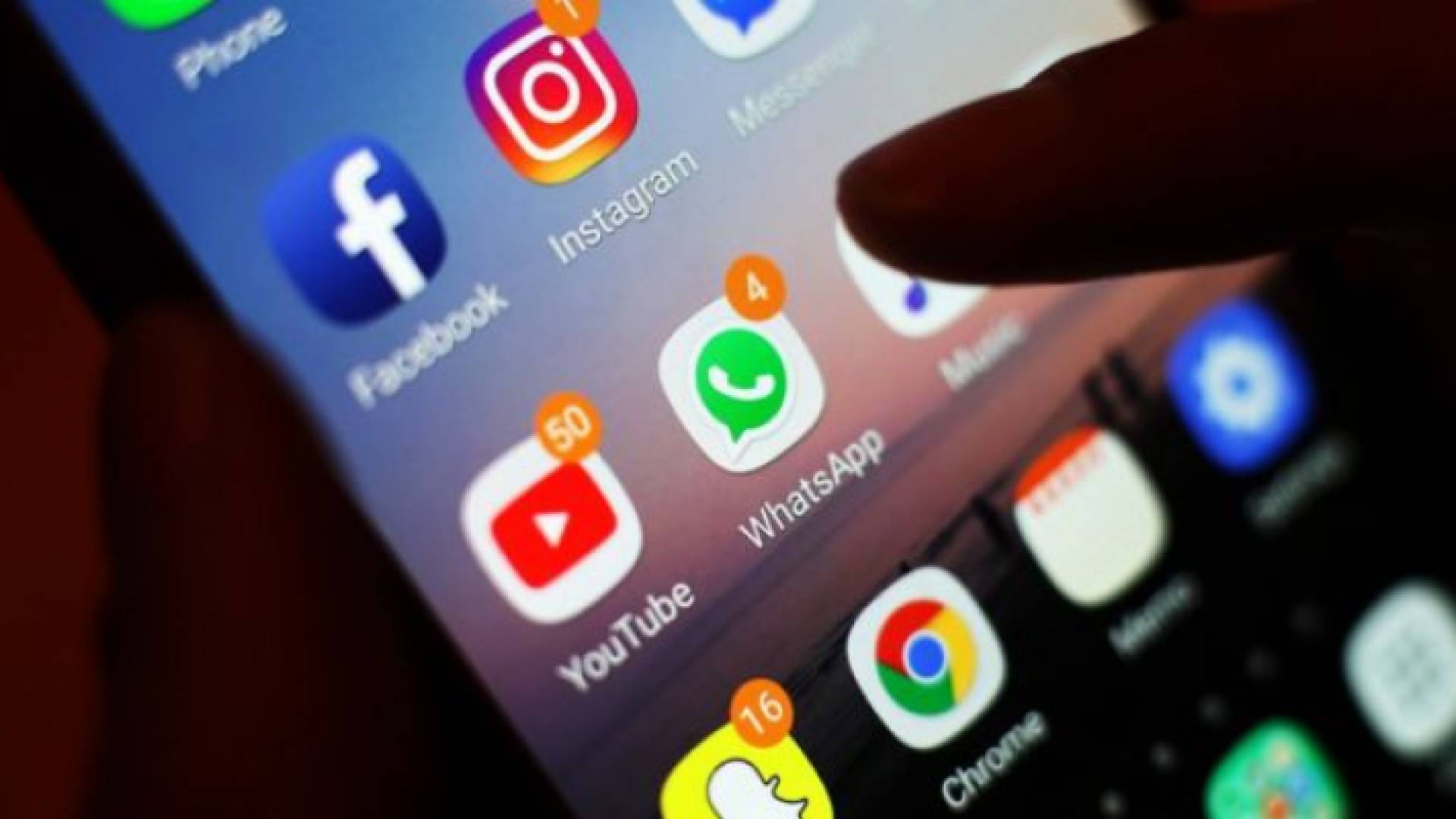 الخبير سمور حذر من القضايا الخطيرة المترتبة على استعمال مواقع التواصل