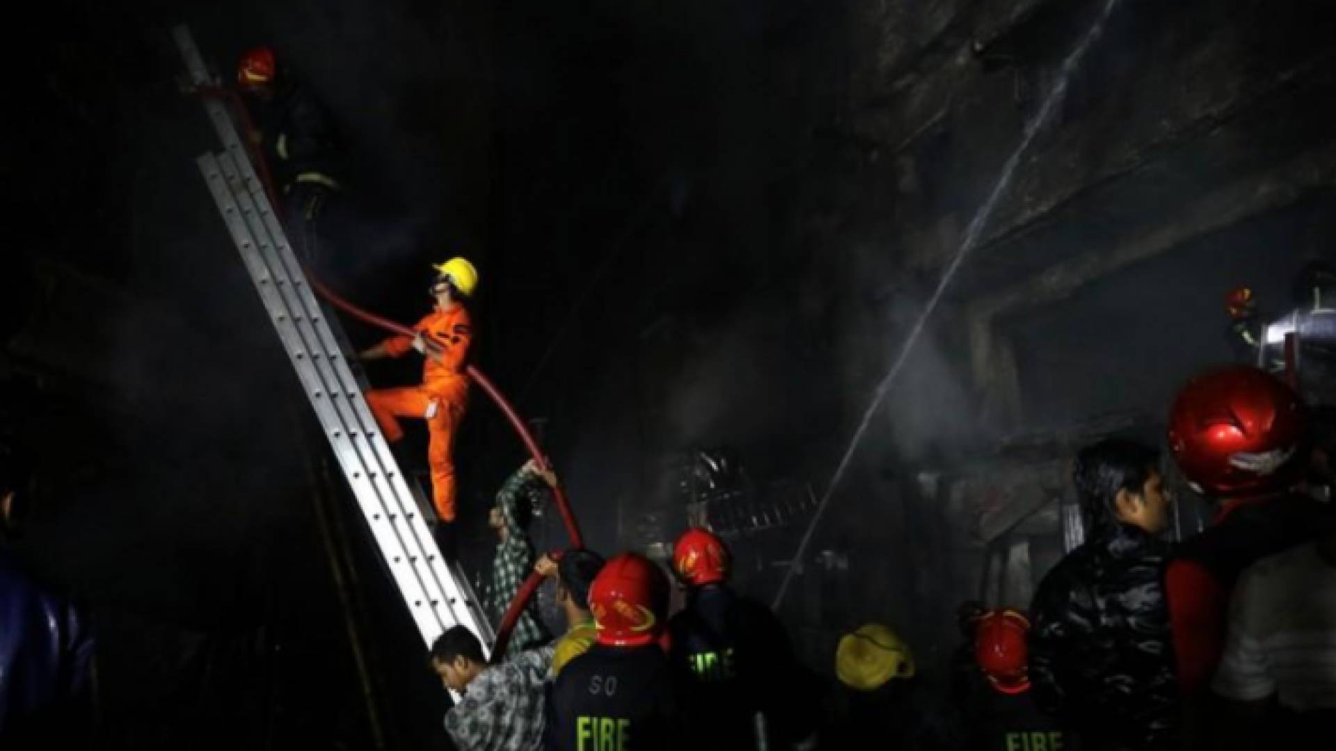 رجال الإطفاء يحاولون إخماد الحريق