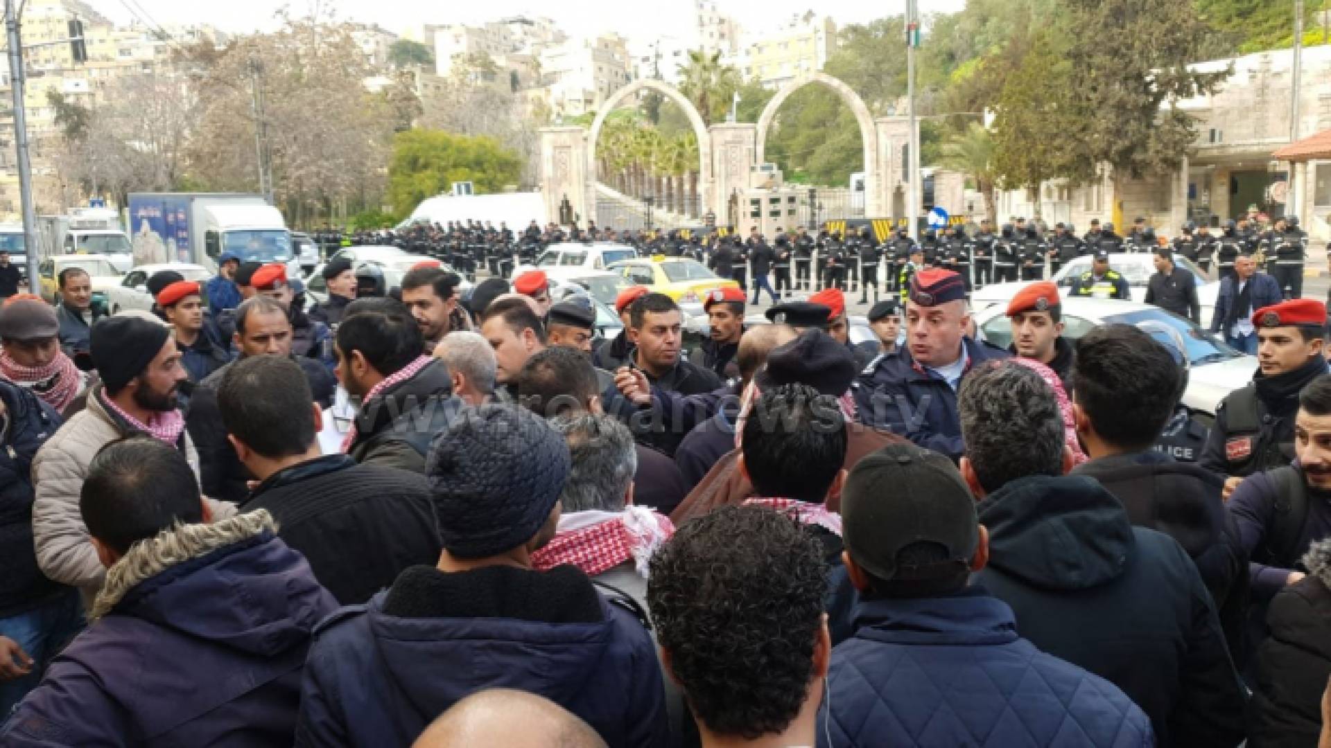 المتعطلين عن العمل يعتصمون أمام الديوان الملكي