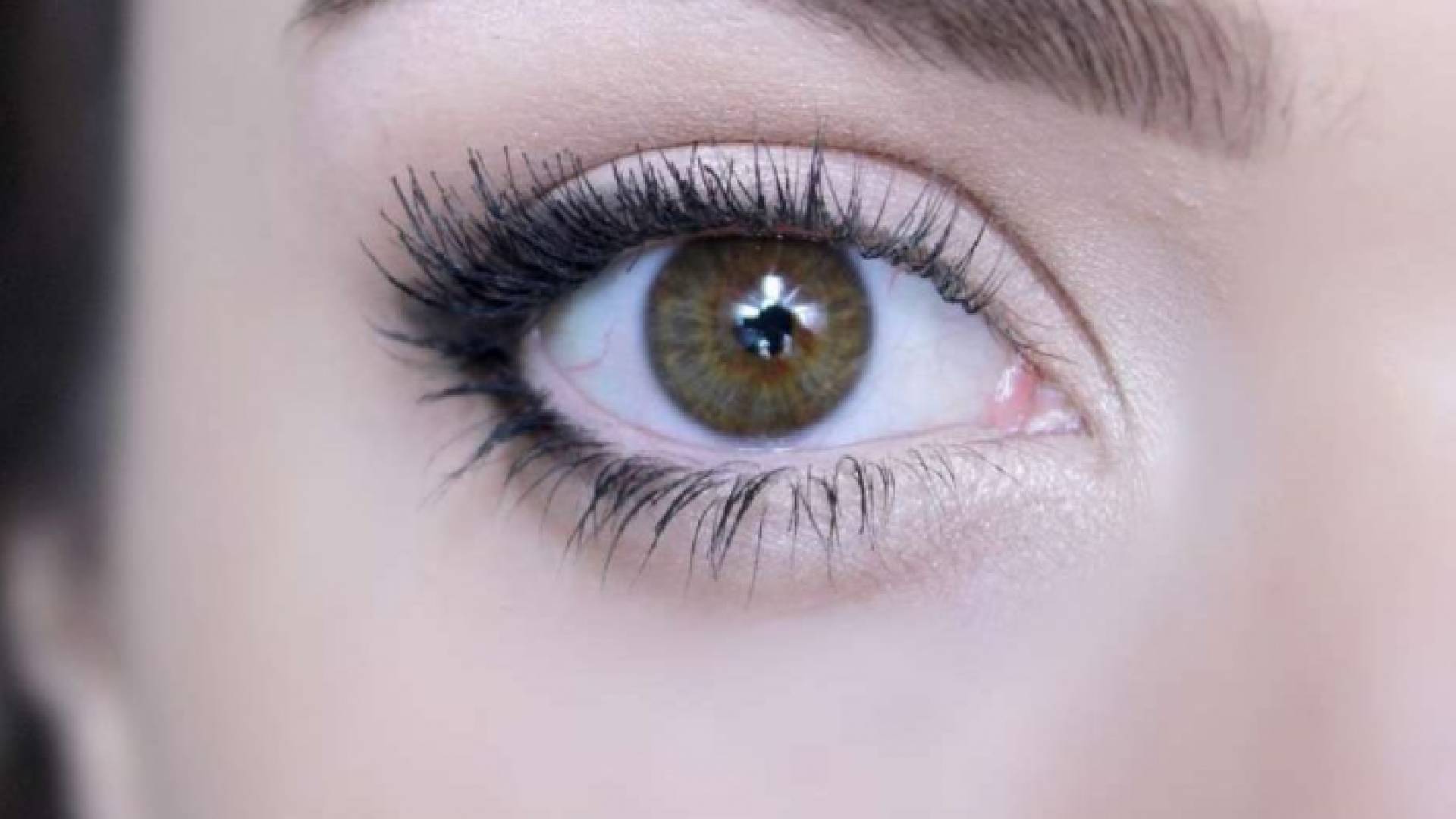 عين فتاة - ارشيفية