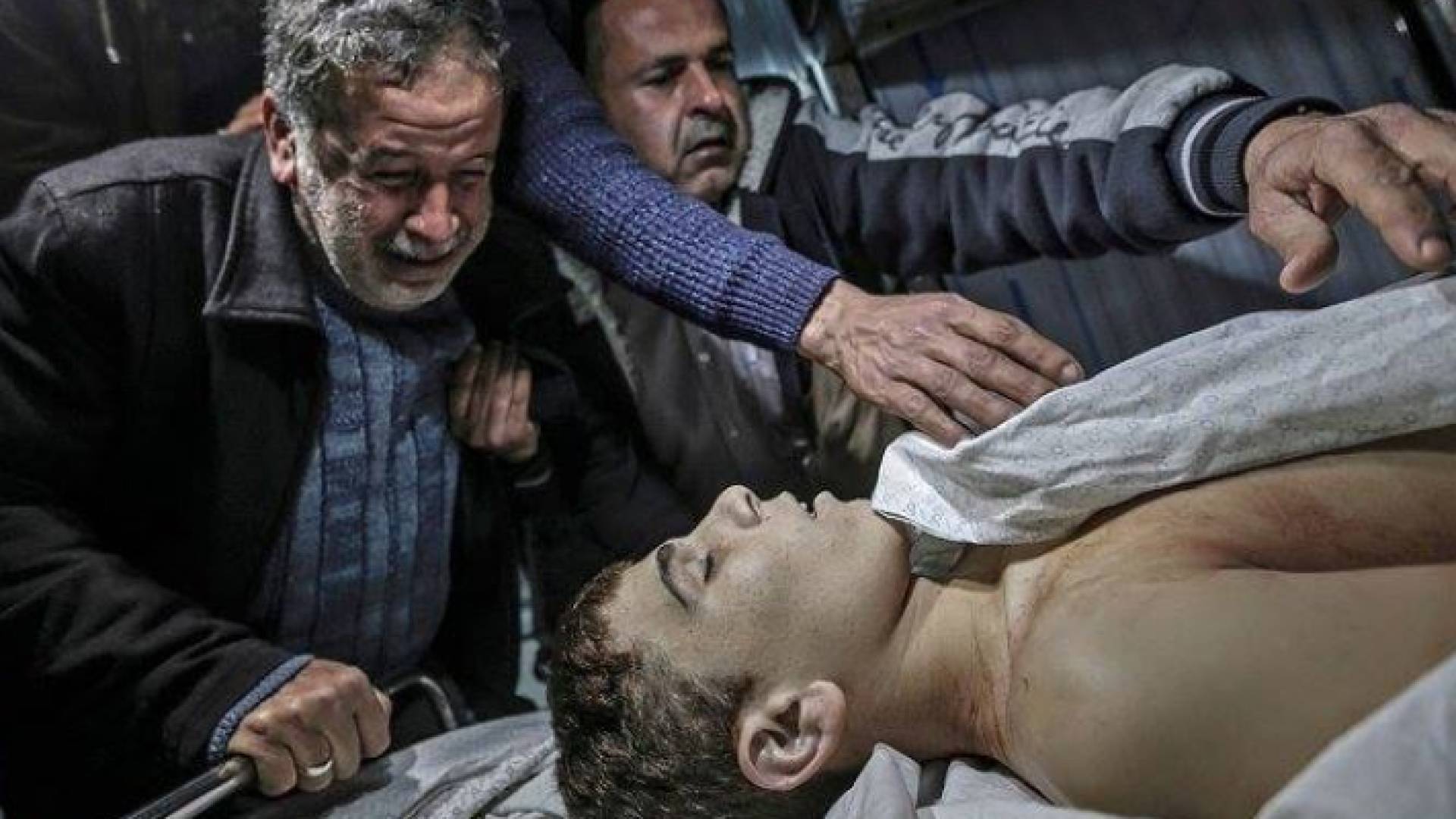 لحظة وداع الفتى يوسف الداية الذي استشهد برصاص الاحتلال شرق غزة