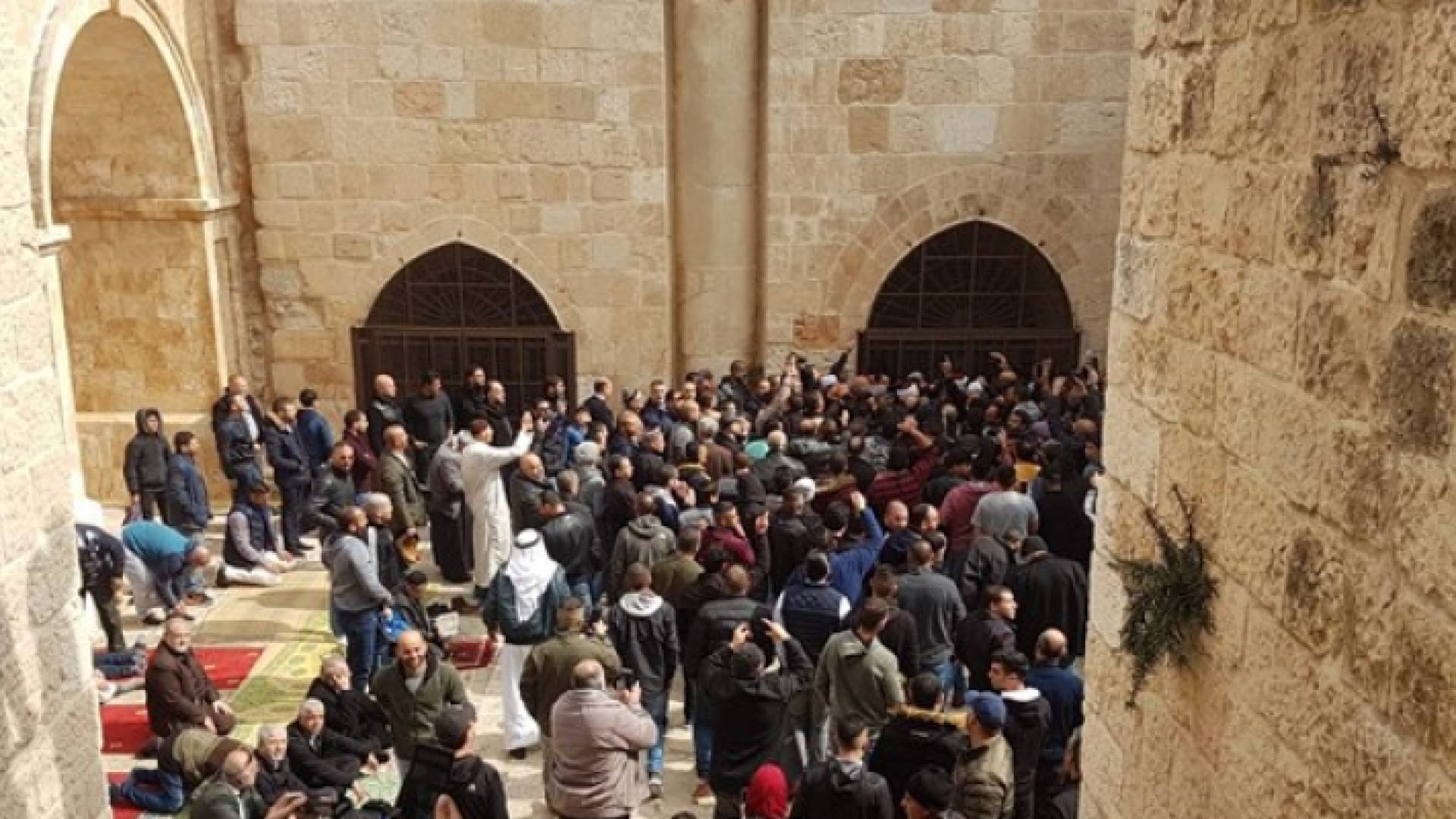 المقدسيون ينجحون بفتح مصلى باب الرحمة المغلق منذ عام 2003