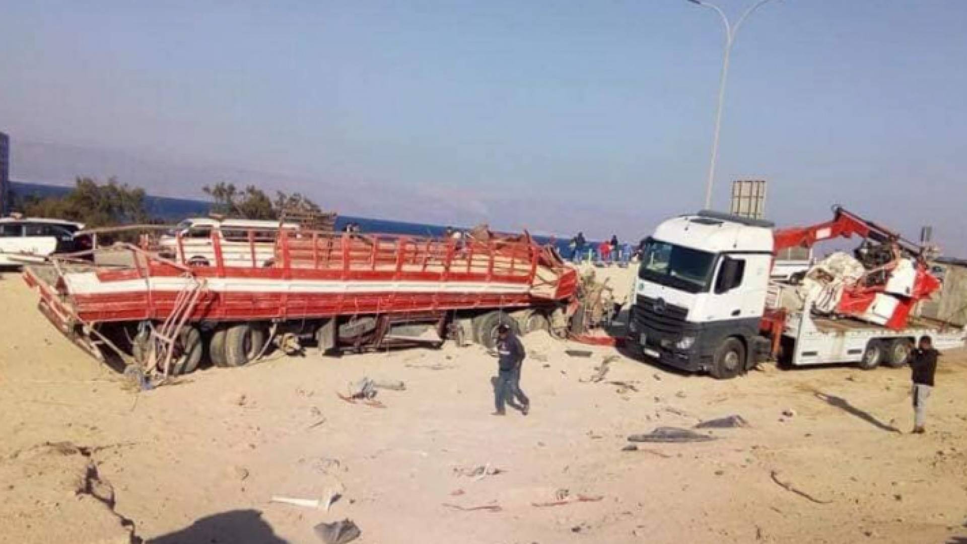 صورة للشاحنة التي تعرضت لحادث التدهور