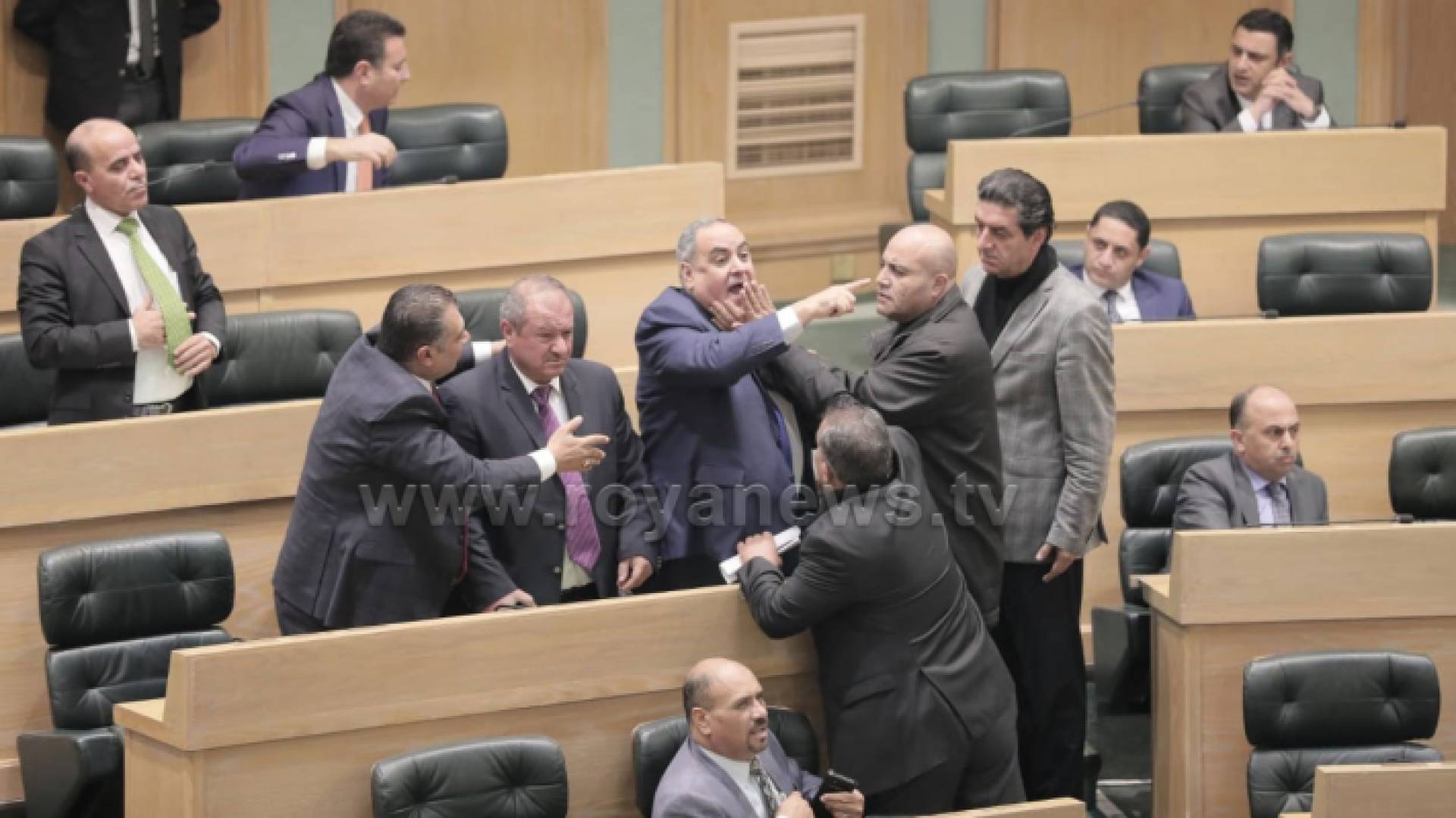 صورة من المشادة خلال جلسة النواب