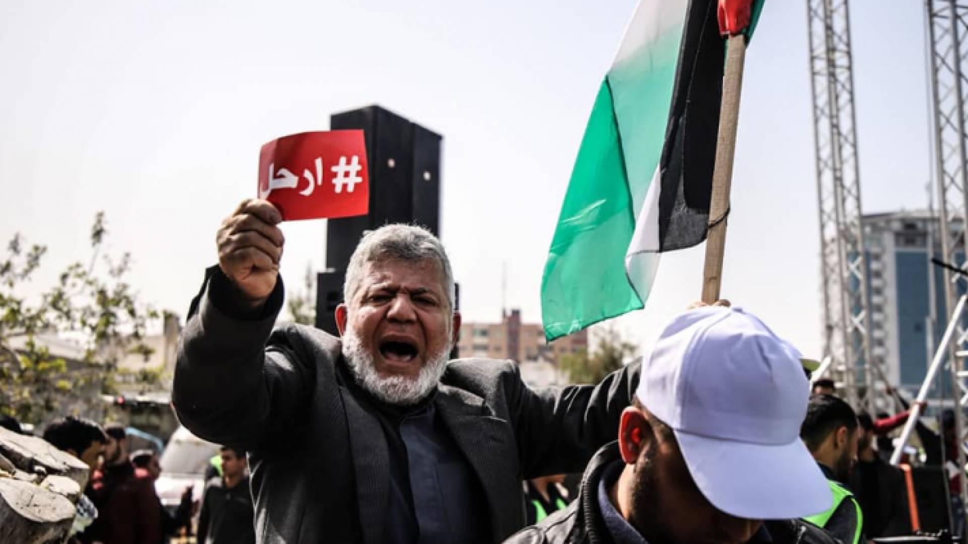 مسيرات في غزة تطالب عباس بالرحيل