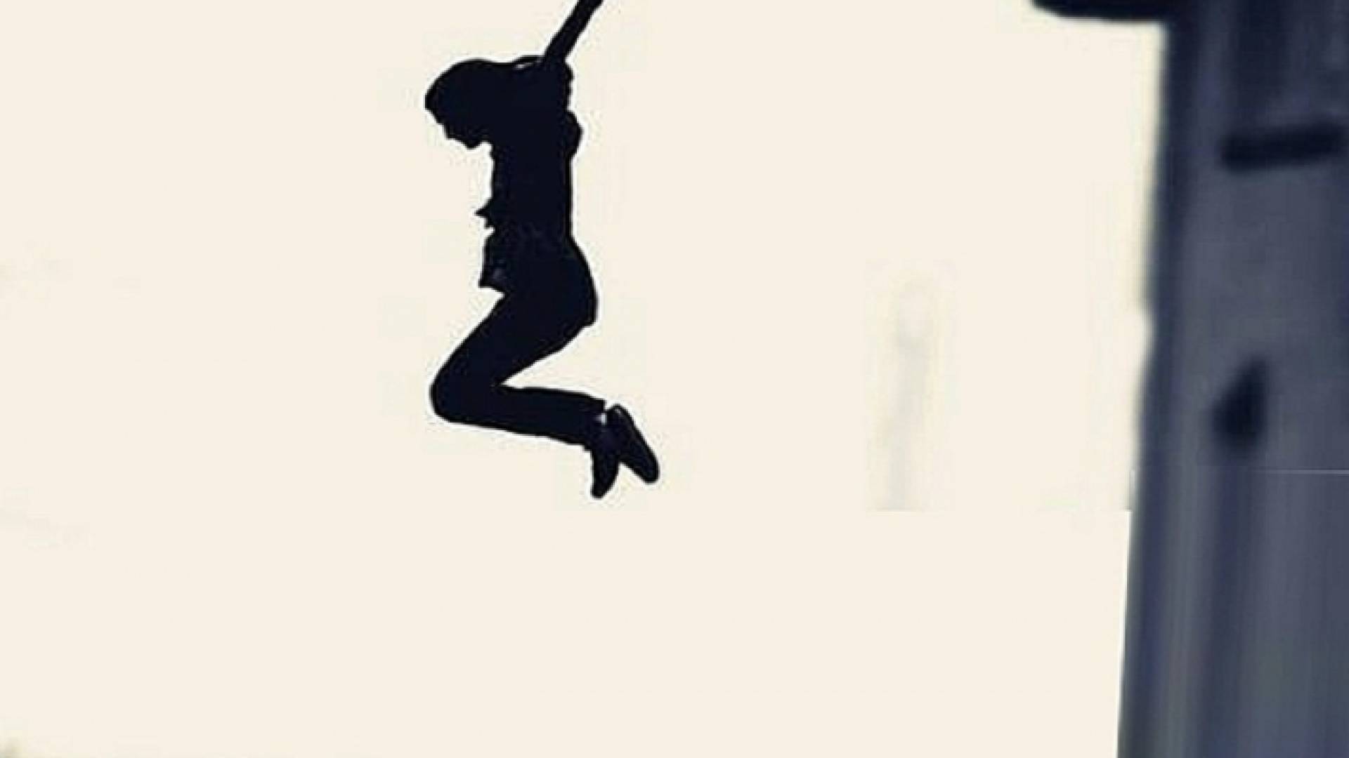 فتاة تقدم على الانتحار