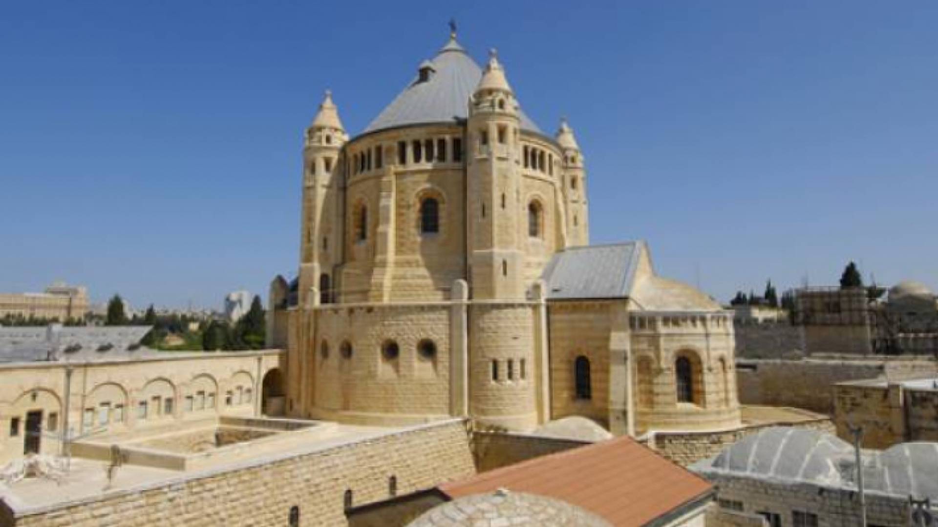 "الكنائس الإنجيلي" يستنكر ممارسات الاحتلال بحق رجال الدين بالقدس