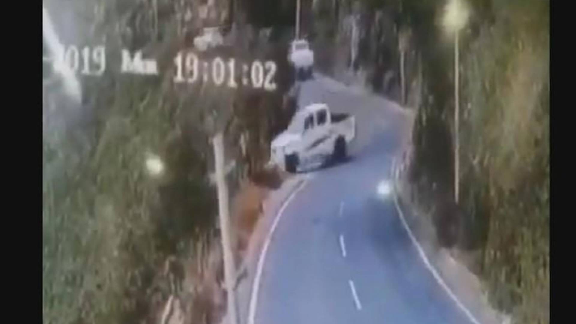 سيارة تهوي من قمة جبل في السعودية