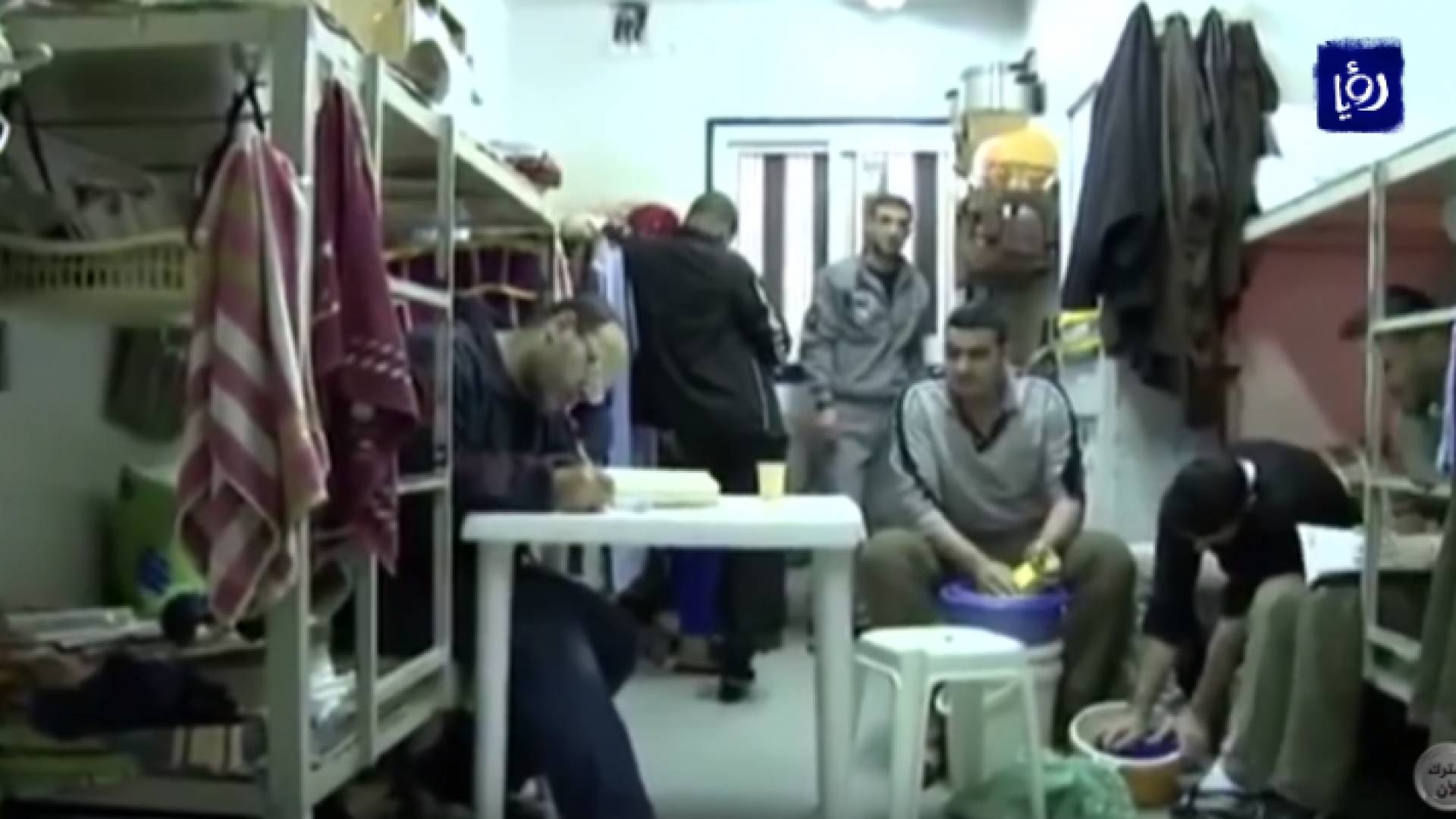 الاسرى في سجون الاحتلال - صورة من الفيديو
