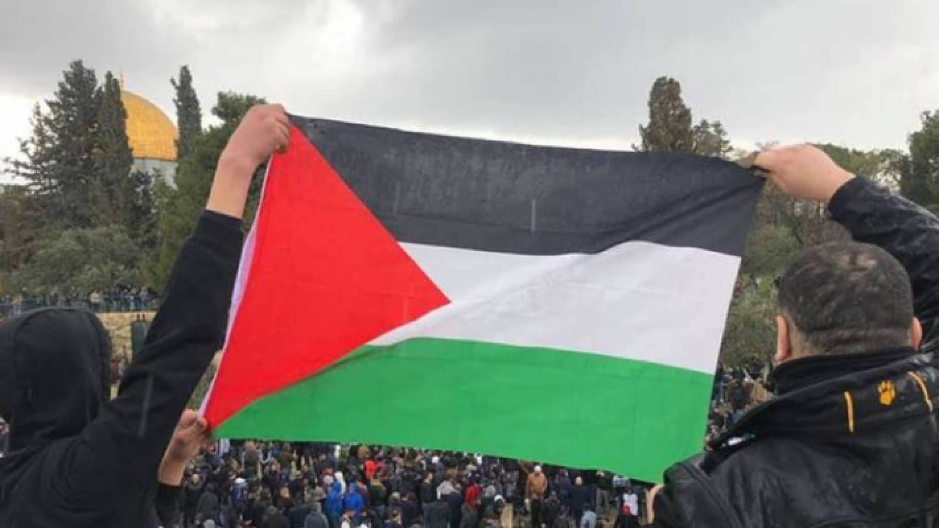 رفع العلم الفلسطيني عند مصلى باب الرحمة