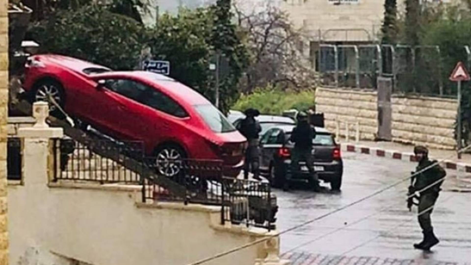 الاحتلال يعتقل زكريا الزبيدي ومحامي من رام الله