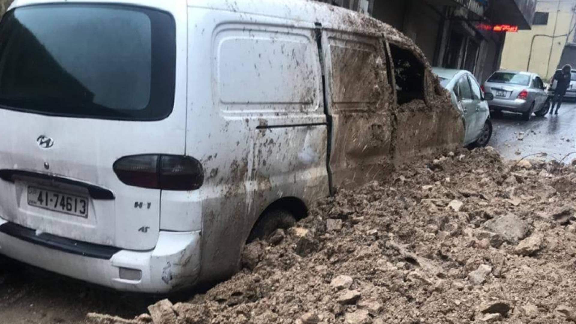 انهيار يغلق طريقا في الجوفة