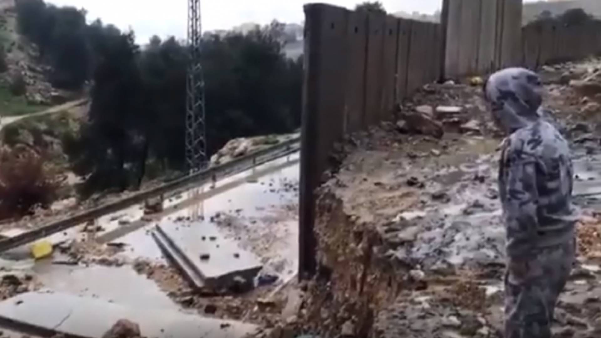 الأمطار تتسبب في انهيار جدار الفصل العنصري في القدس