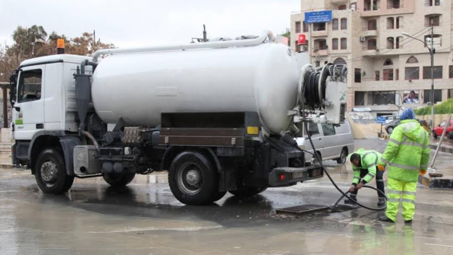 كوادر الامانة تتعامل سيول عمان