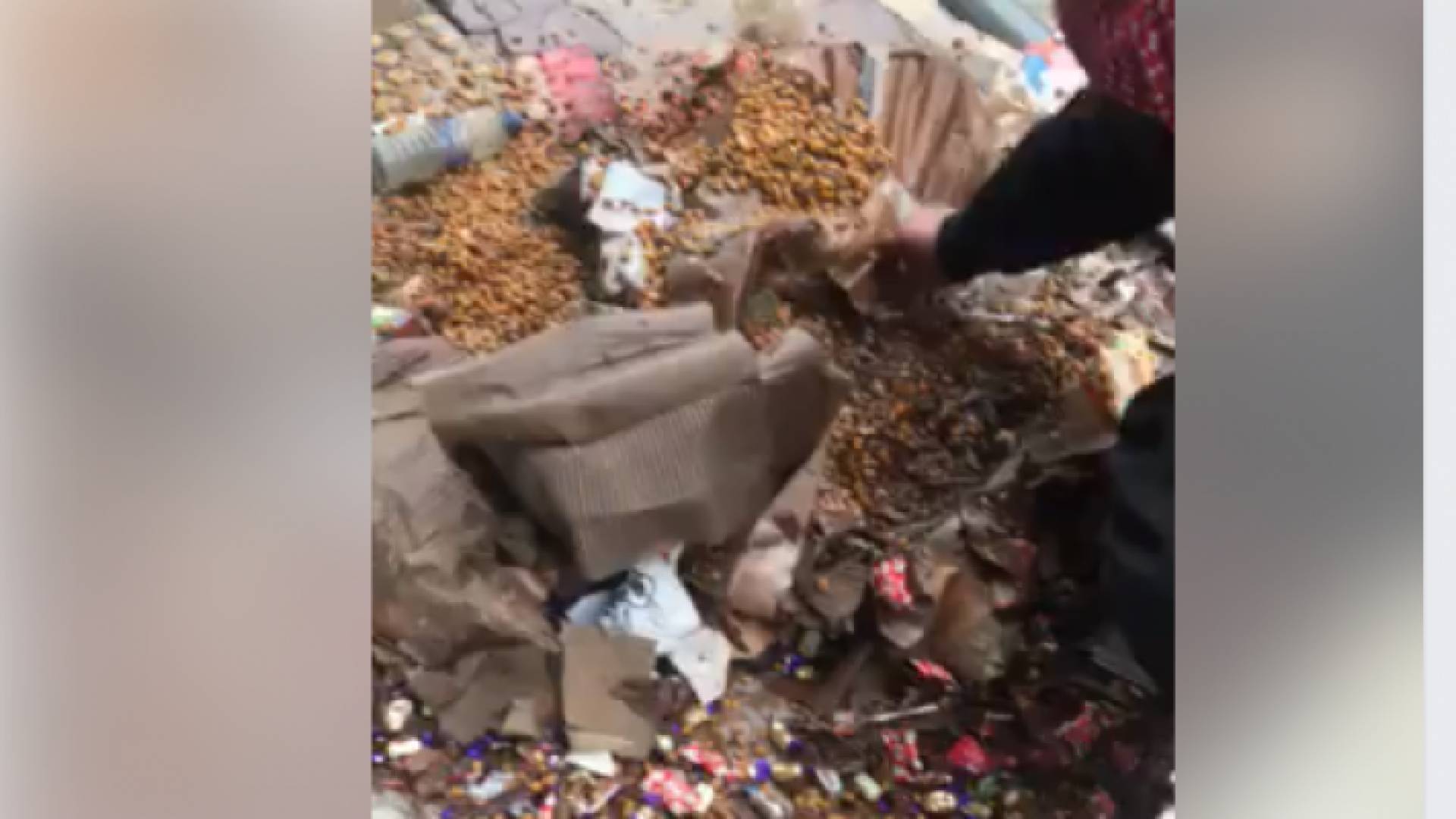 رجل عجوز يبحث عن ما في البضاعة التالفة والمتضررة بوسط البلد