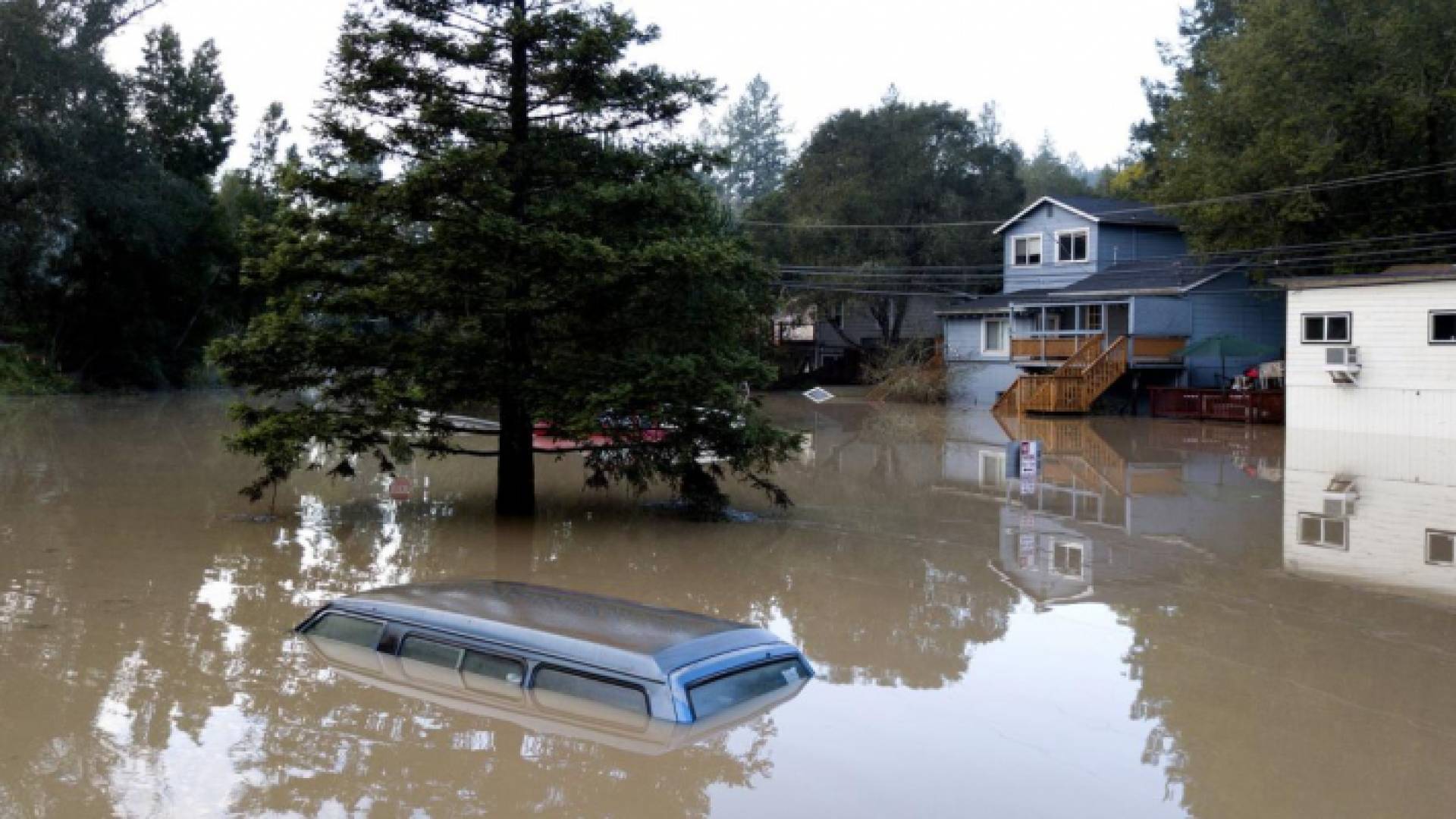 عاصفة قوية تغرق الفي منزل في بلدة أمريكية