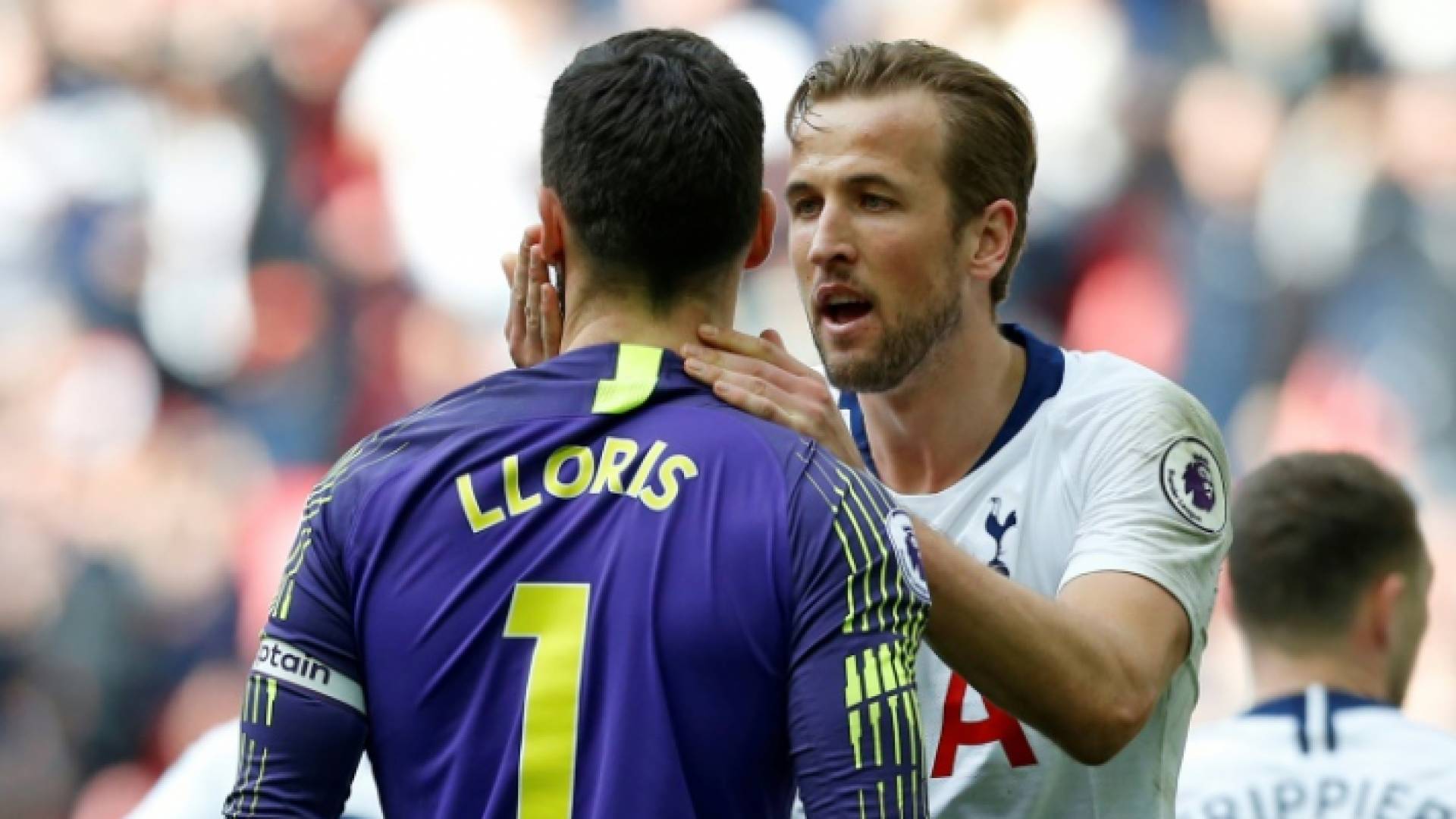 هاري كاين يهنئ زميله في توتنهام حارس المرمى الفرنسي هوغو لوريس بعد تصديه لركلة جزاء