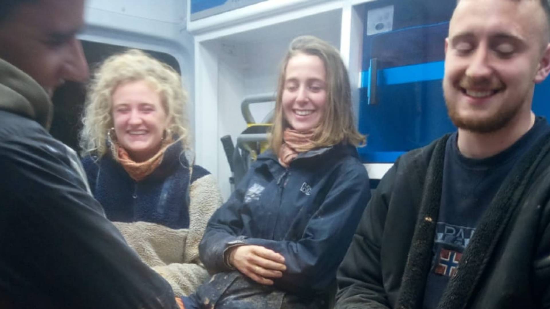 الدفاع المدني ينقذ 4 سياح علقت مركبتهم في وحل طيني بالمفرق