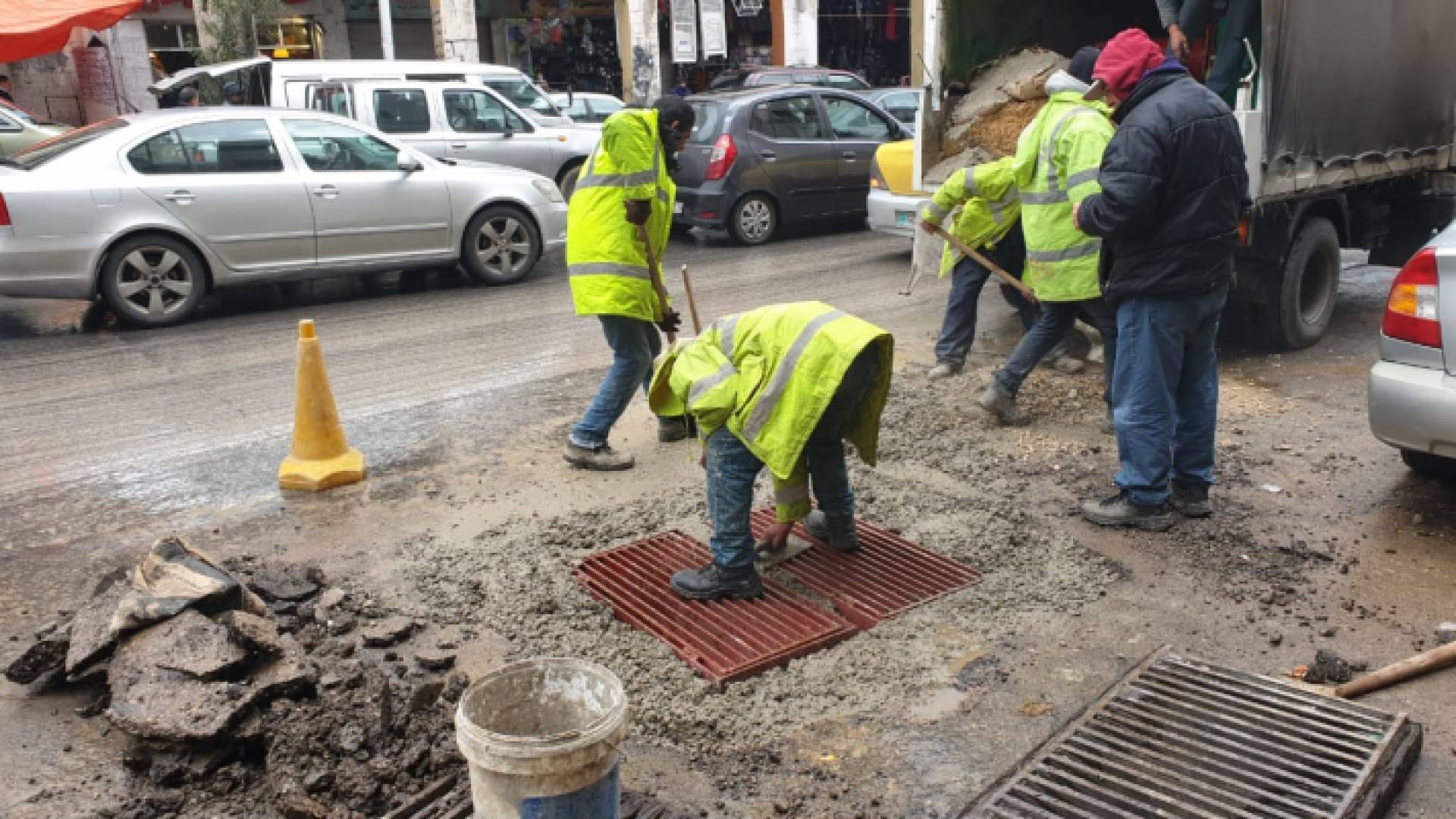 عمال الوطن يعملون على اصلاح المناهل