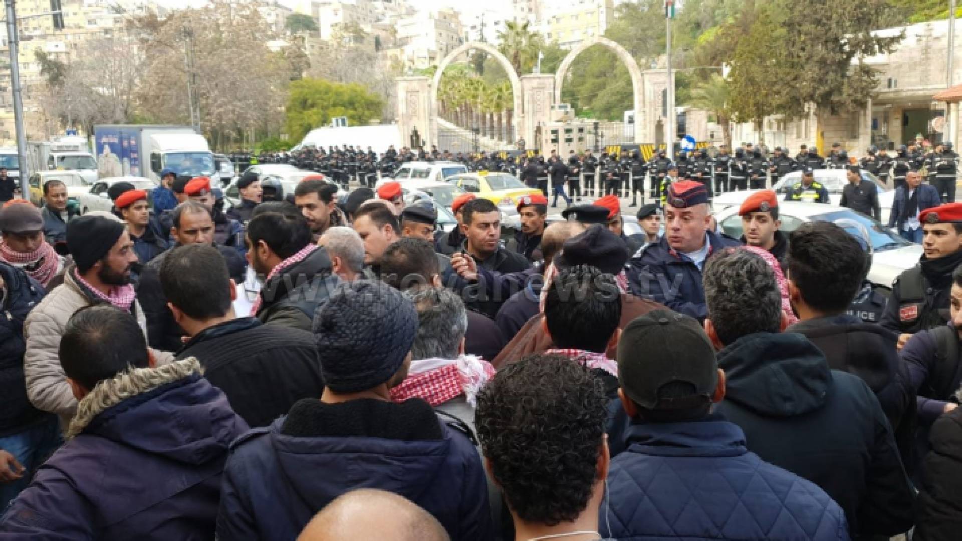 متعطلون عن العمل امام الديوان الملكي - ارشيفية