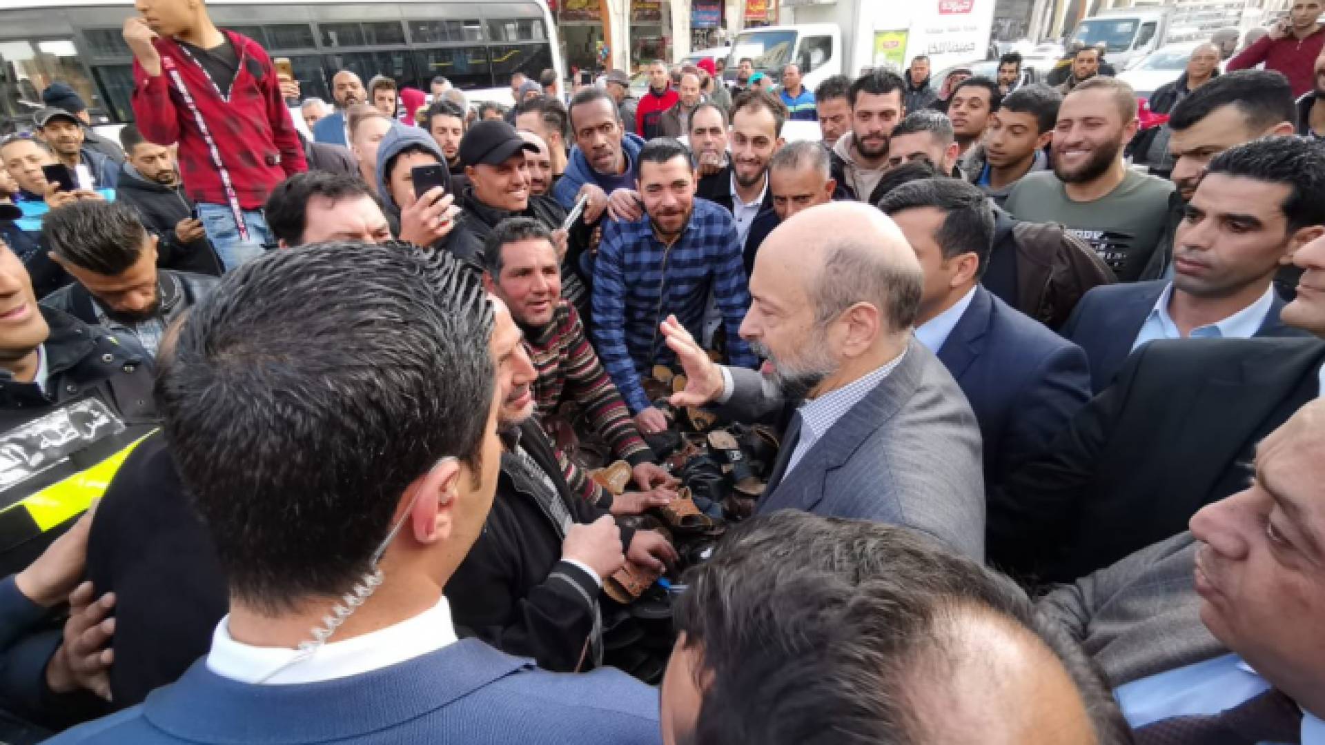 الرزاز يتفقد عددا من المحلات في وسط البلد