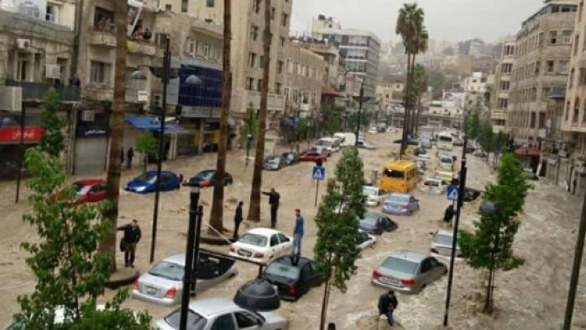 جانب من غرق منطقة وسط البلد في عمان