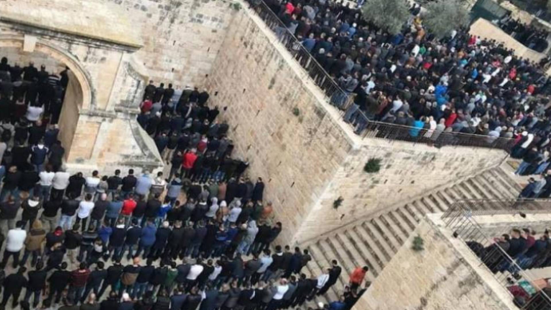 المقدسيون يؤدون الصلاة في باب الرحمة