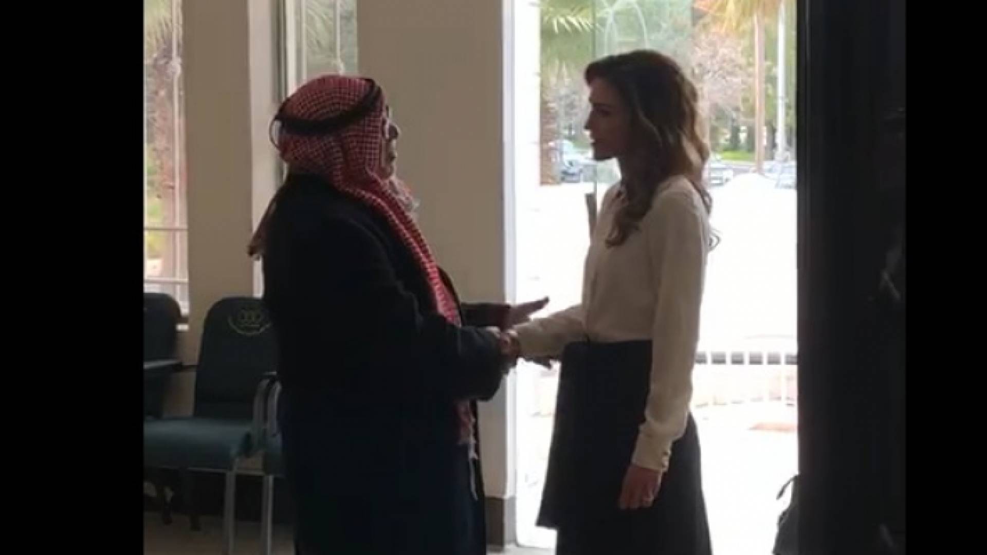 جلالة الملكة رانيا العبد الله تقدم واجب العزاء بالفنان نبيل المشيني