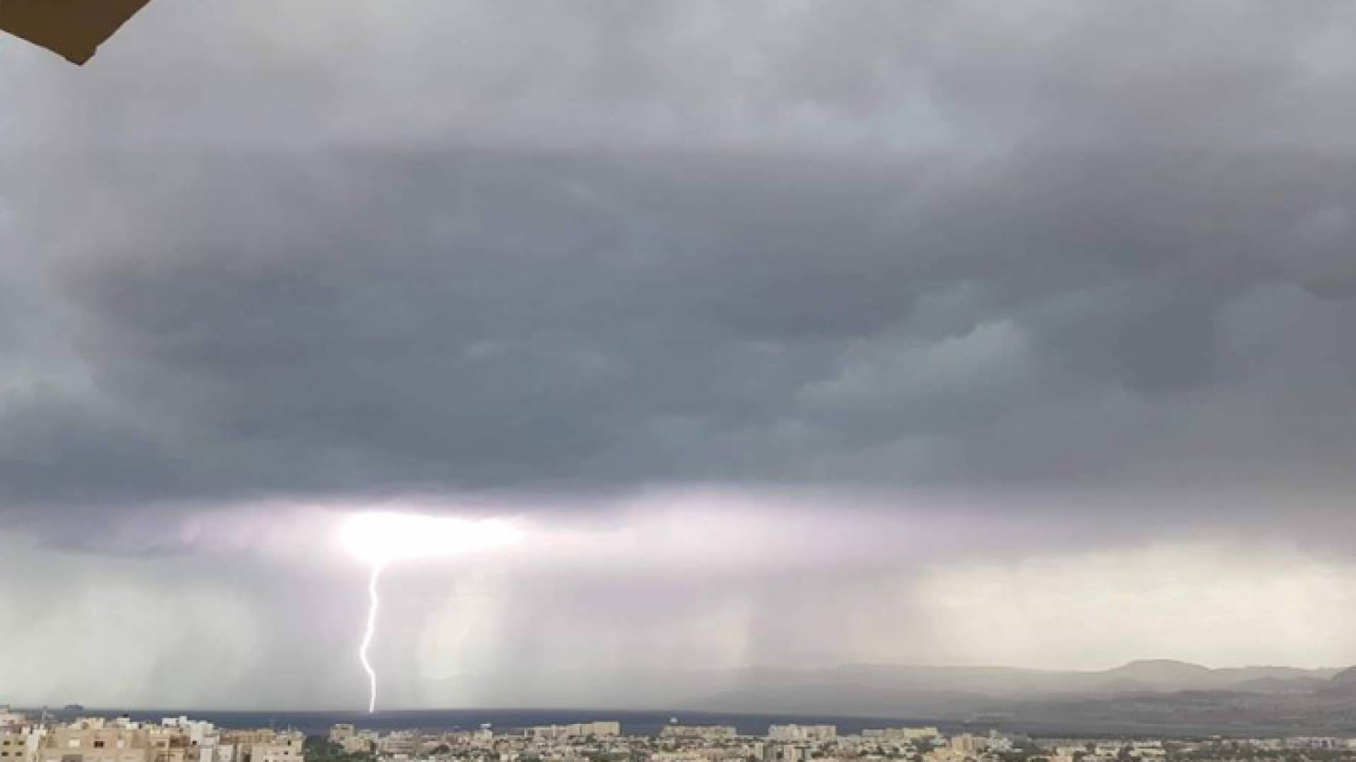 صورة نشرها ناشطون على مواقع التواصل الاجتماعي تظهر اقتراب سحب ركامية رعدية من العقبة