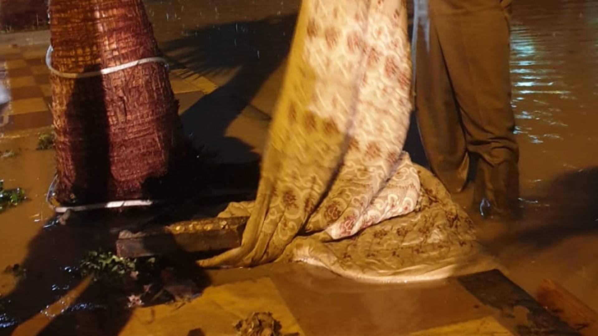 مركبة رئيس البلدية غرقت بمياه الأمطار