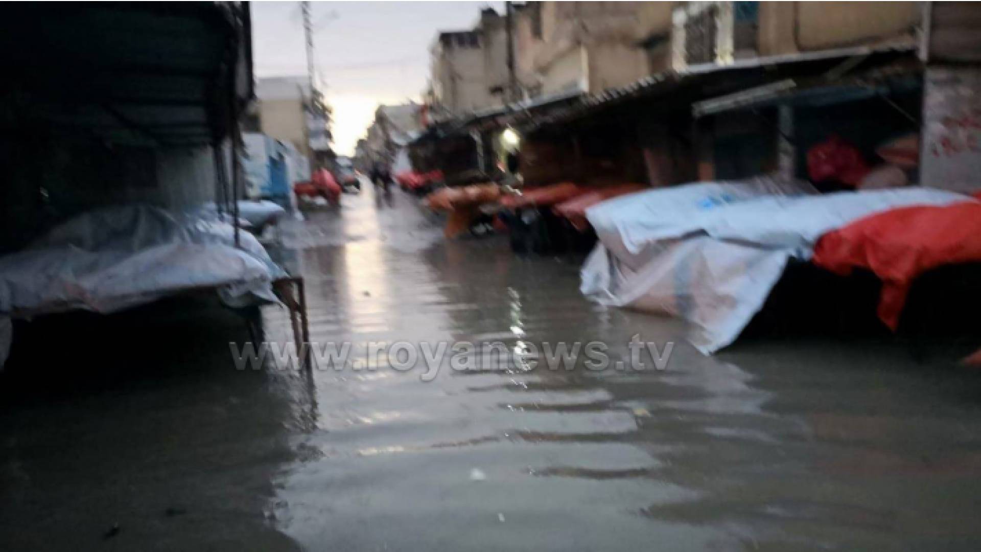 غرق محالات تجارية وارتفاع منسوب المياه في مخيم الزرقاء