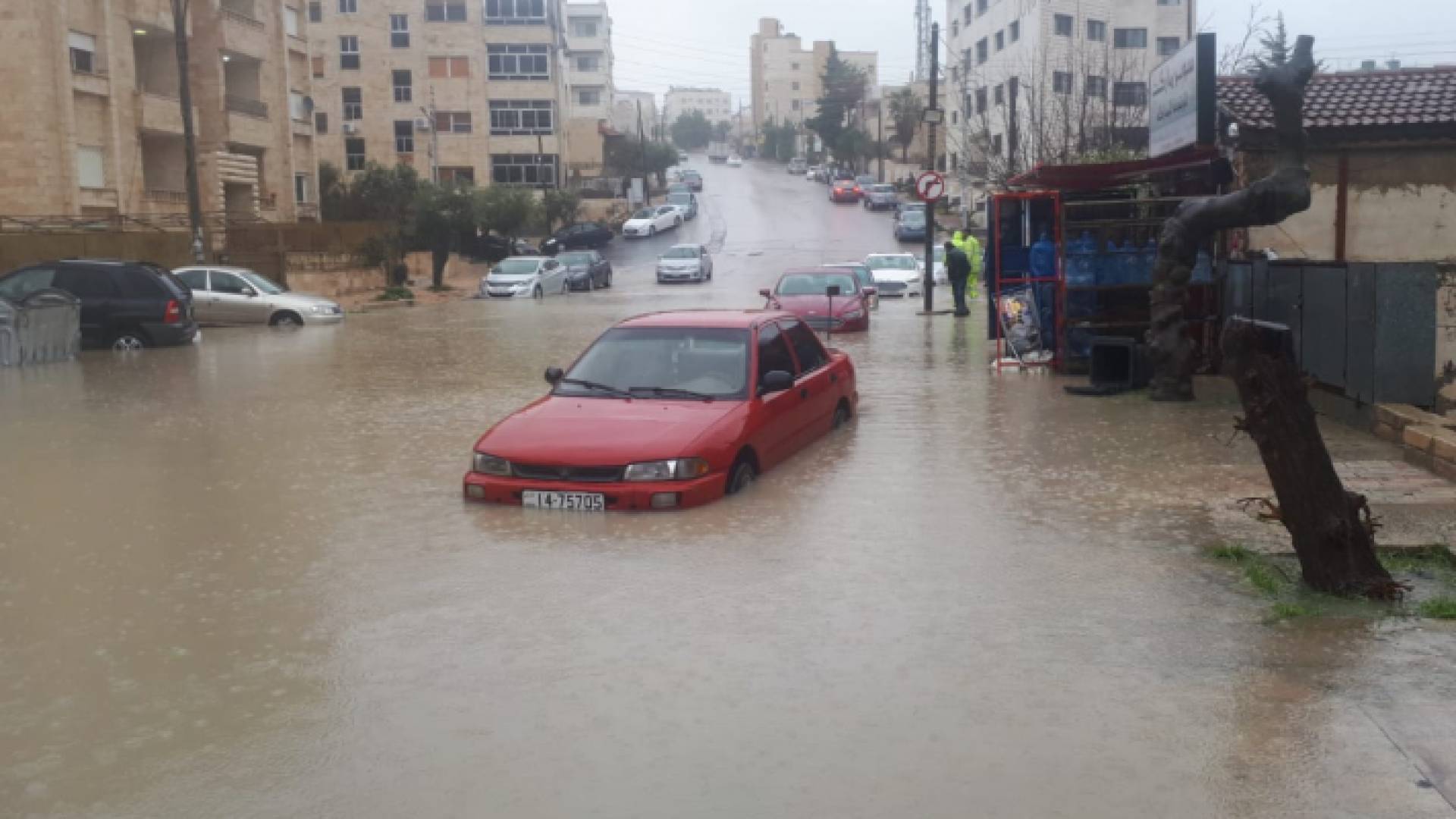 ارتفاع منسوب المياه في ضاحية الرشيد خلال المنخفض الاخير الذي شهدته المملكة