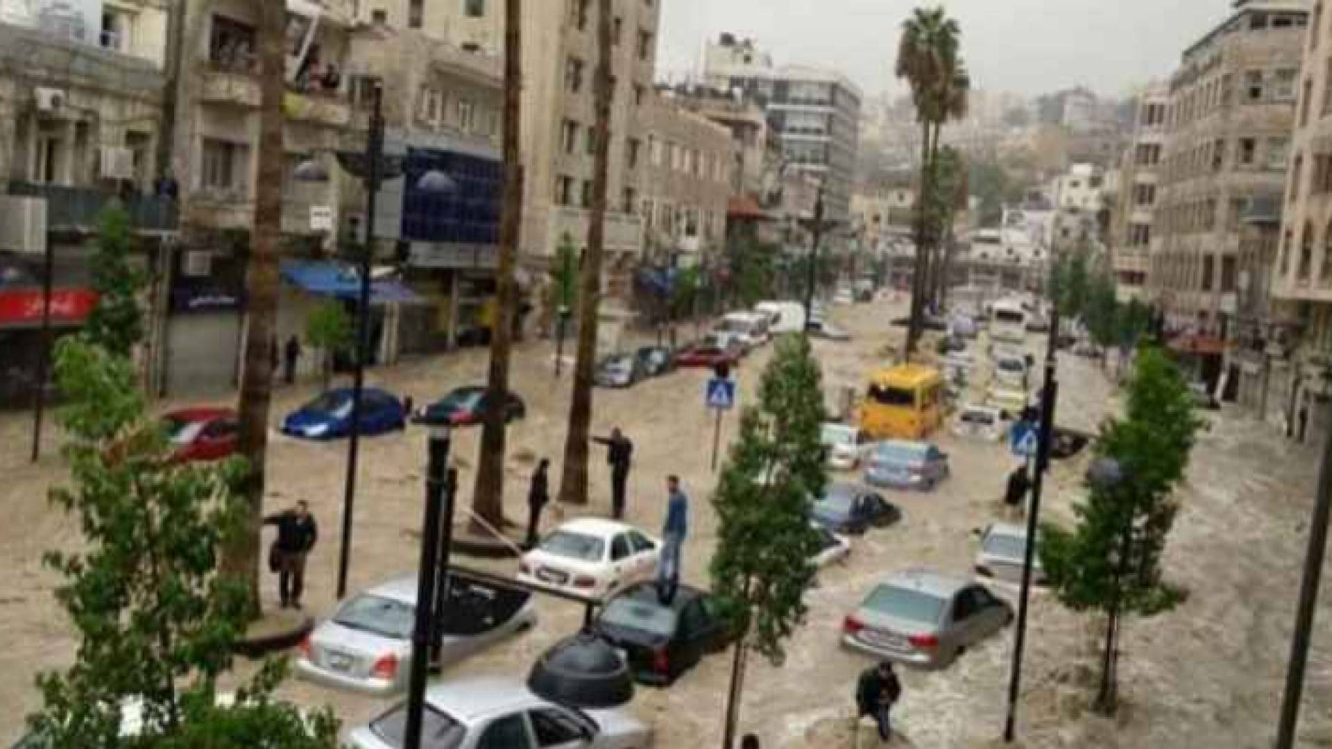 جانب من غرق منطقة وسط البلد في عمان