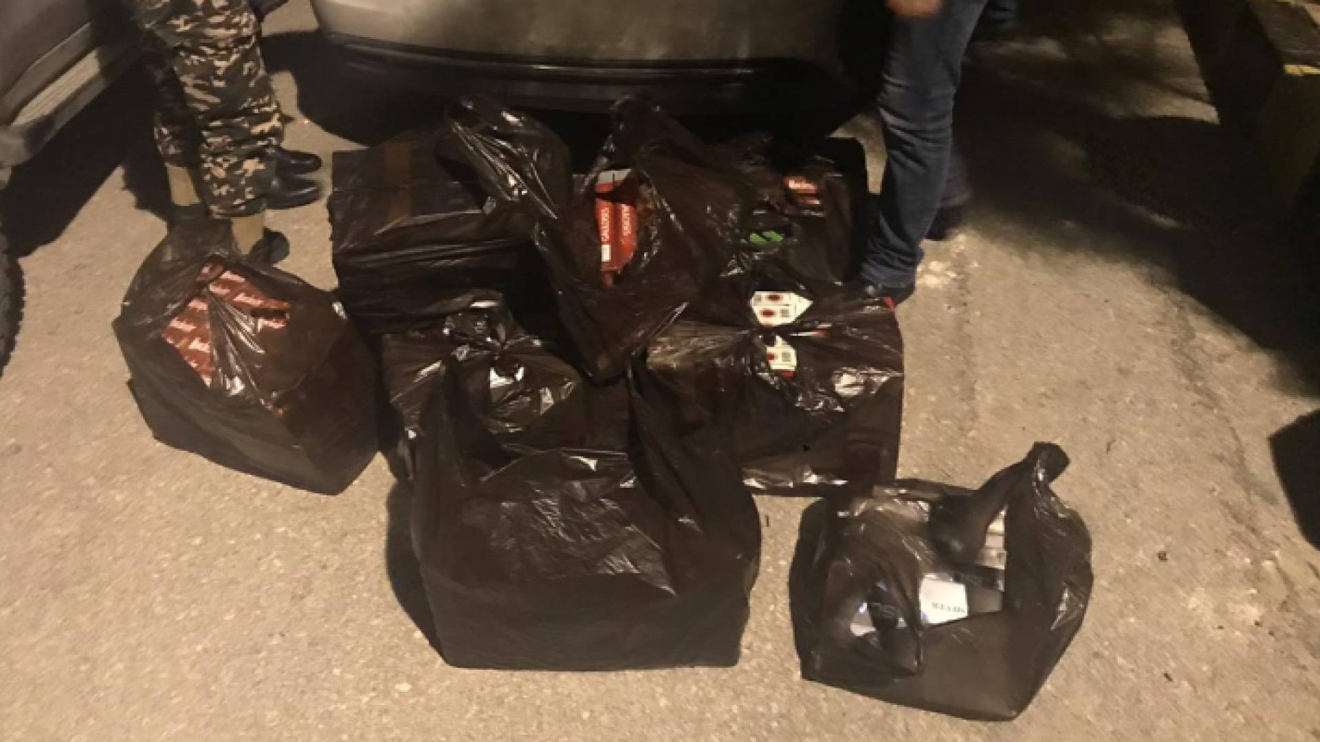 الجمارك تحبط تهريب سجائر أجنبية ومواد مخدرة