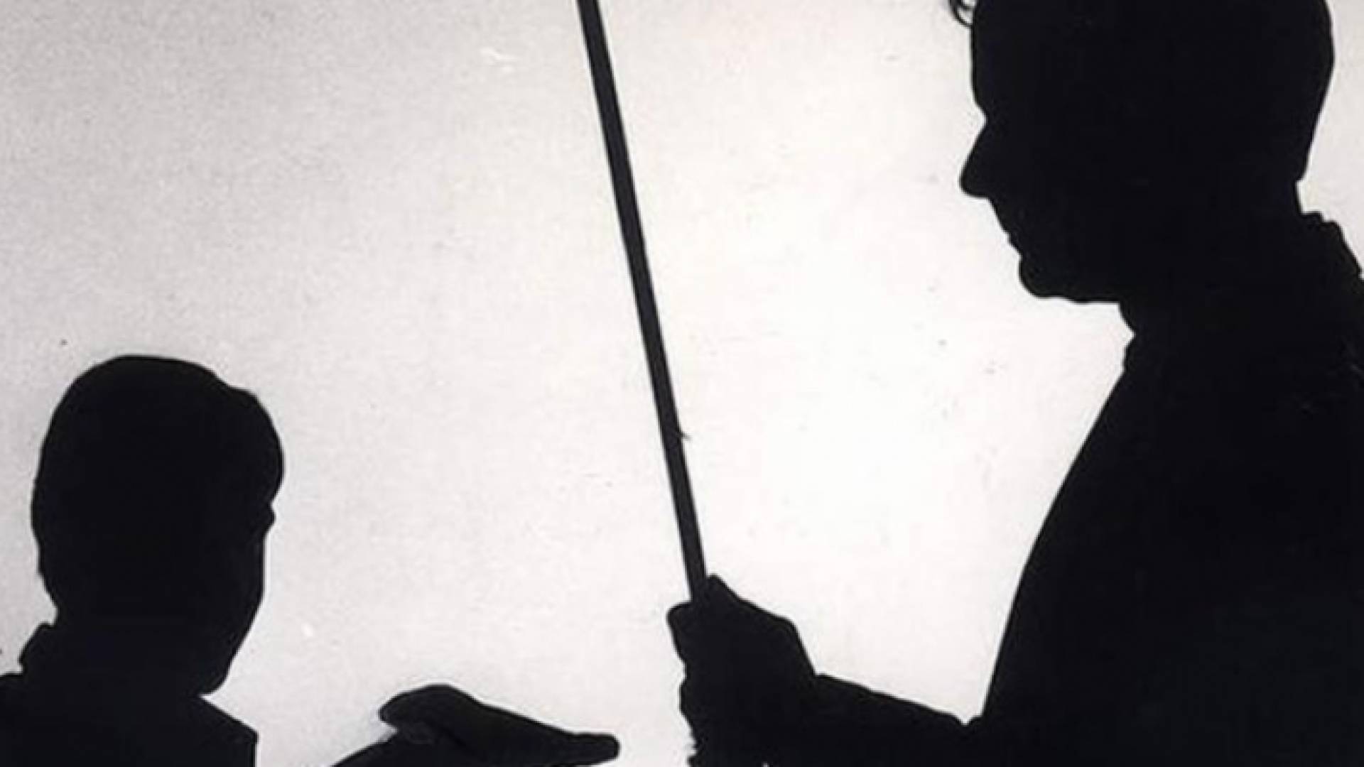 تعبيرية عن حمل العصا في المدارس